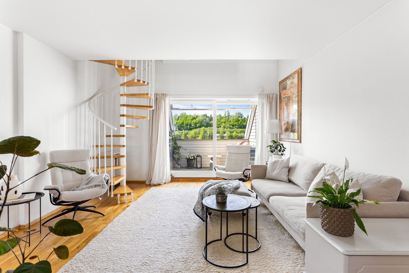 Lys stue med åpen løsning og utgang til vestvendt balkong - perfekt for avslapning. Galleribilde
