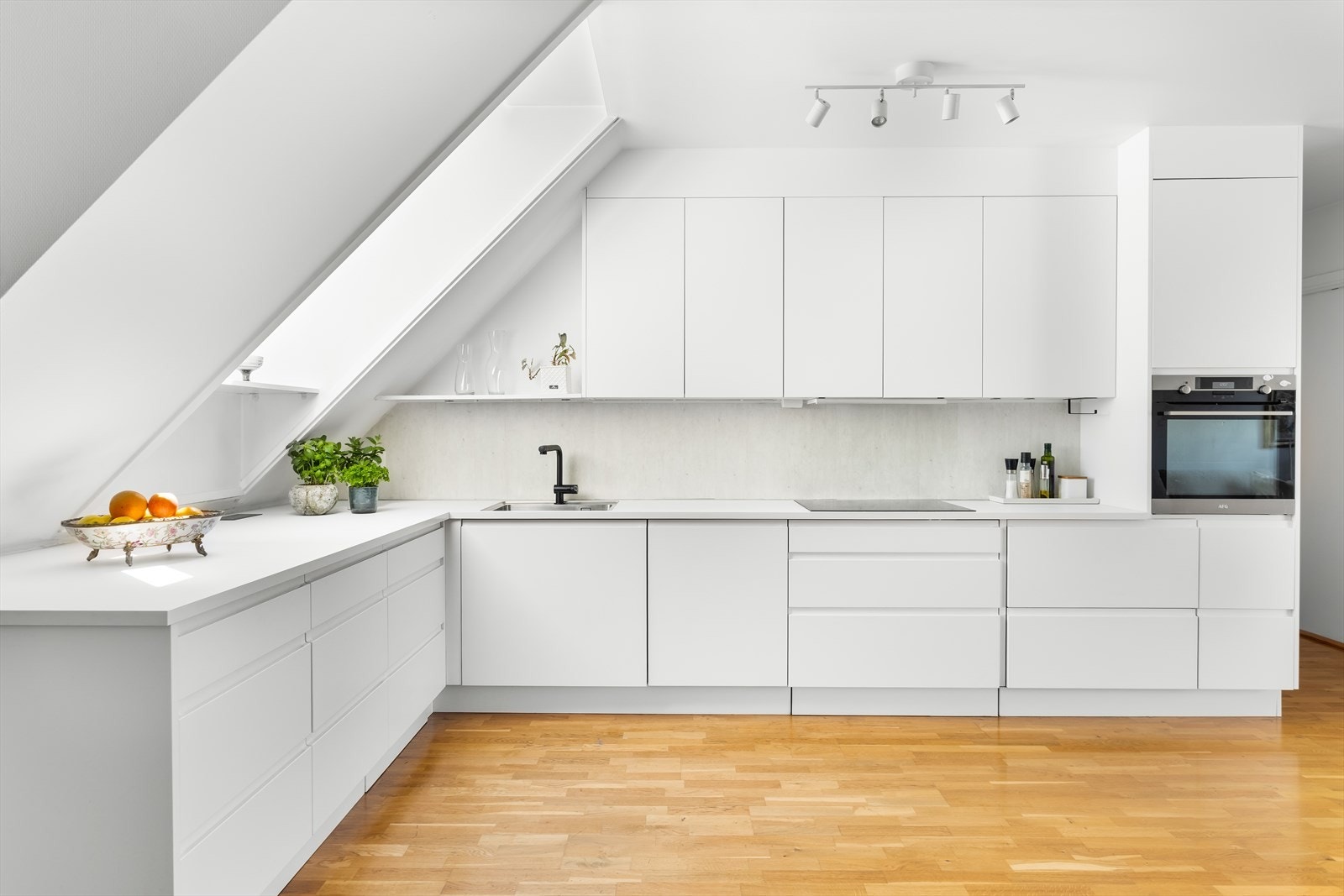 Kjøkkeninnredning med glatte fronter og laminert benkeplate gir et elegant uttrykk. Galleribilde