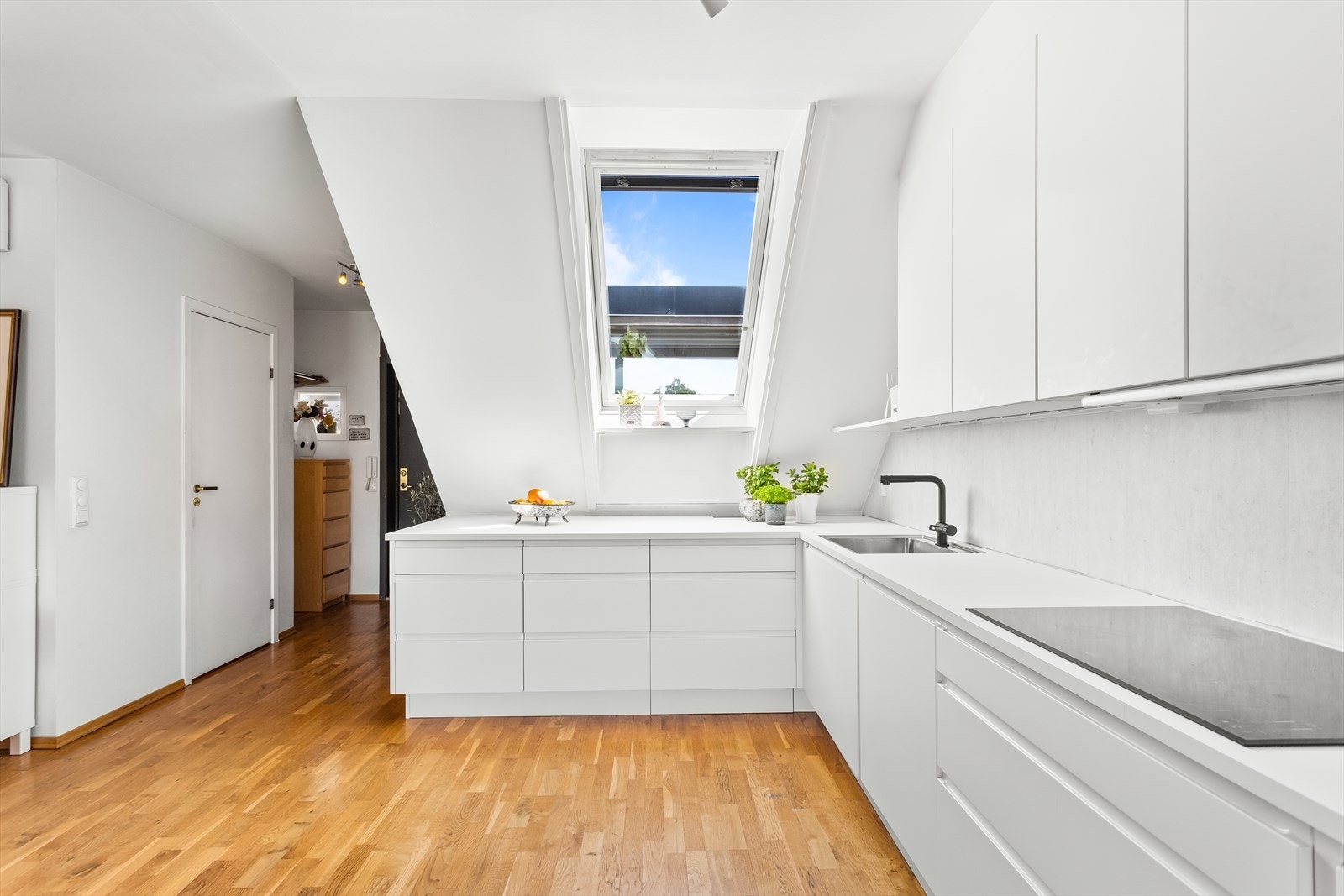 Arbeidsvennlig kjøkkenbenk med godt lysinnslipp, perfekt for matlaging. Galleribilde