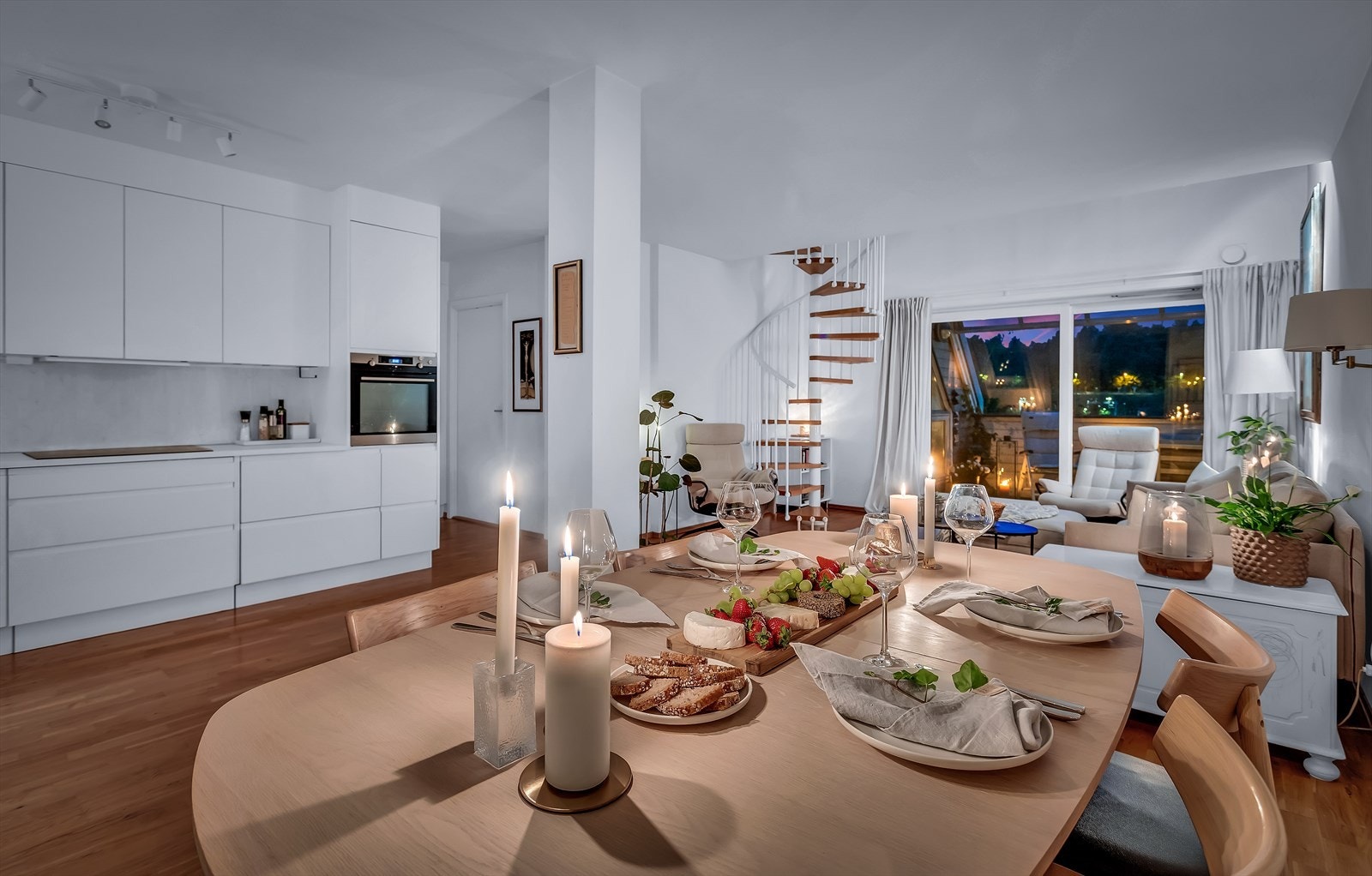 Stilfull spiseplass nær kjøkkenet, perfekt for både hverdag og gjester. Galleribilde