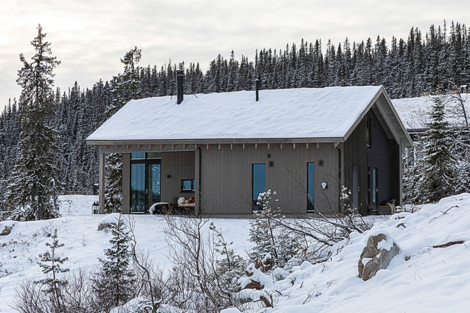 Hytta er designet med én skrå taklinje, som gir hytta et fint særpreg. Vi legger tradisjonelt torvtak. Takmembran har 50-års levetid. Galleribilde