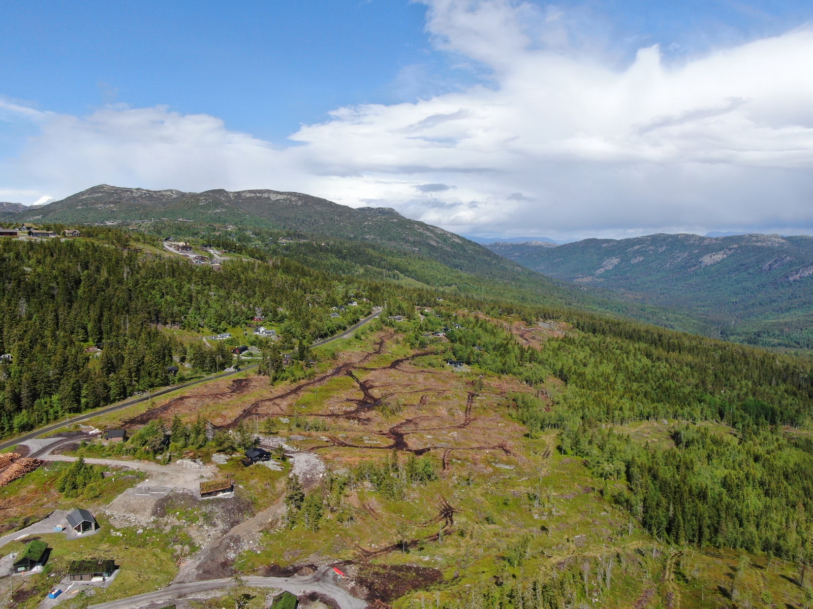Hyttefeltet har fine avsatser som sikrer god uforstyrret utsikt. Tomt 4-48 i Lifjell Hyttegrend er på hele 1 400 m² og er en attraktiv eietomt. For ytterligger informasjon om tomtene: Se link til hjemmesiden i annonsen. Galleribilde