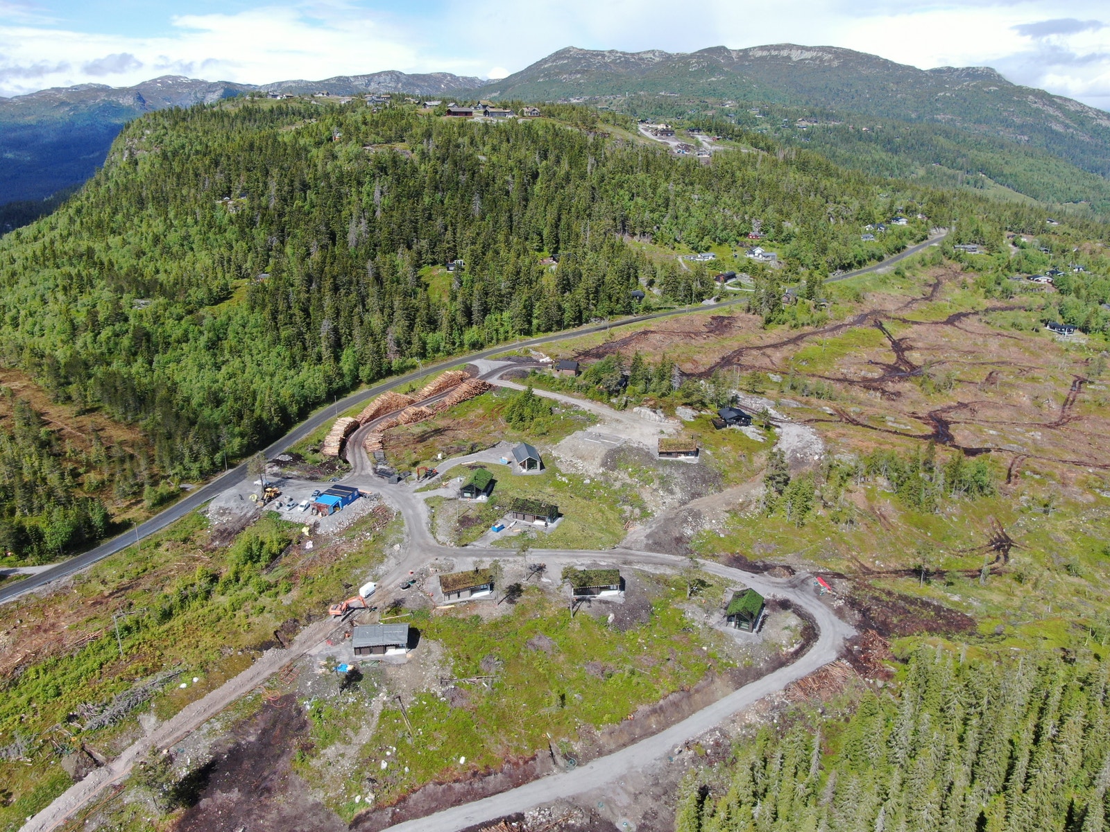 Det er ikke uten grunn at Lifjell kalles "Lille Jotunheimen". Terrenget er variert med et 20-talls topper på over 1100 meter for de eventyrlystne. På Lifjell er det lett å fylle dagene. Galleribilde