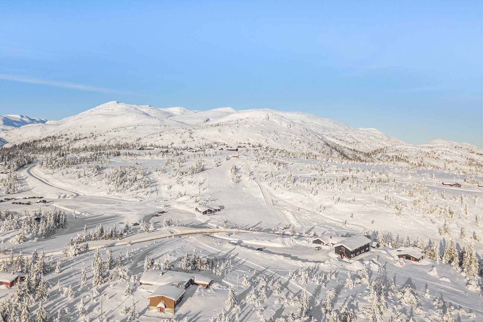 Lifjell i vinterdrakt. Lifjell Hyttegrend har kort vei til til høyfjellet, Lifjell Skisenter, Vinterland og tradisjonsrike Lifjellstua. Galleribilde