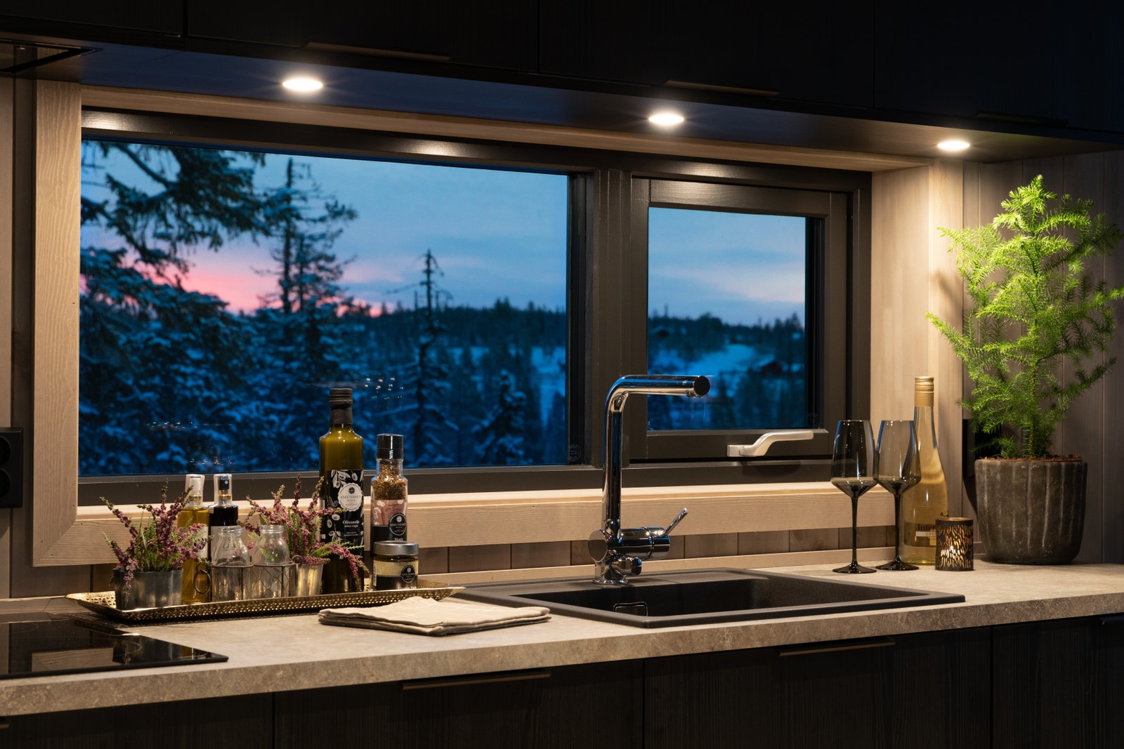 Kjøkkenet er utstyrt med alt man trenger av hvitevarer, skuffer og skap og er et kvalitetsprodukt fra HTH. Galleribilde