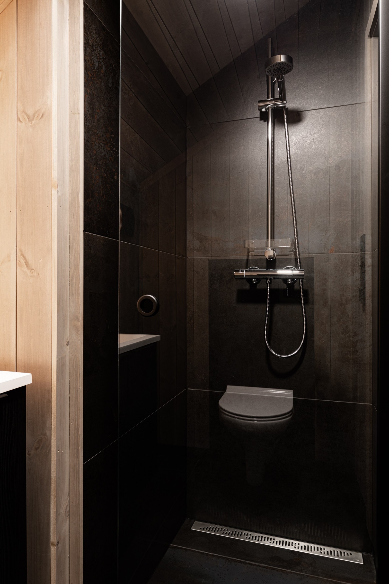 To bad sikrer en god logistikk på hytta etter ekstra friske fjellturer. Det gjør også Lende Luftig 80 til en attraktiv hytte å leie for to familier. Galleribilde