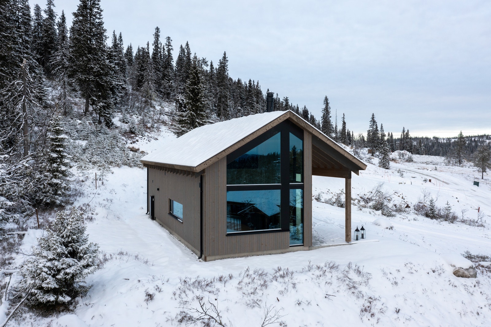 Lende Luftig 80 er en arkitekttegnet moderne hytte med tradisjonelle elementer som; bred kledning, synlige solide takutstikk, torvtak etc. Galleribilde