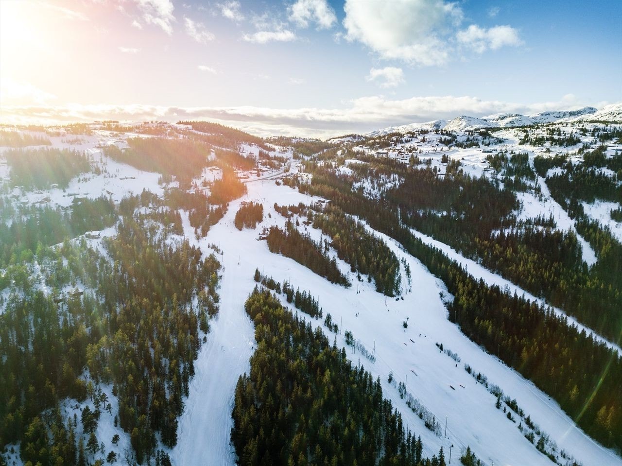 Alpintilbudet på Lifjell består av Lifjell Skisenter og Vinterland. Her finner dere til sammen fem nedfarter med varierende vanskelighetsgrad og 3 km med flombelyst nedfart. Galleribilde