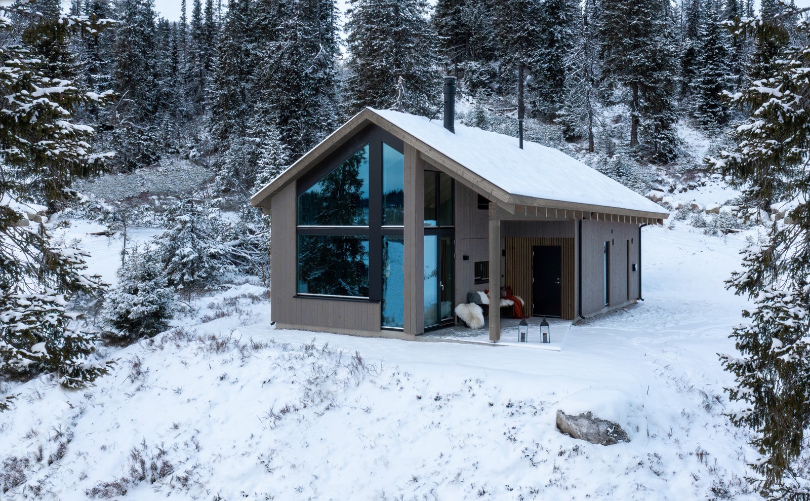 Hytta har store vinduer så du kan nytte naturen. Vinduene har fargetoning, slik at det blir en privat atmosfære inne. Galleribilde