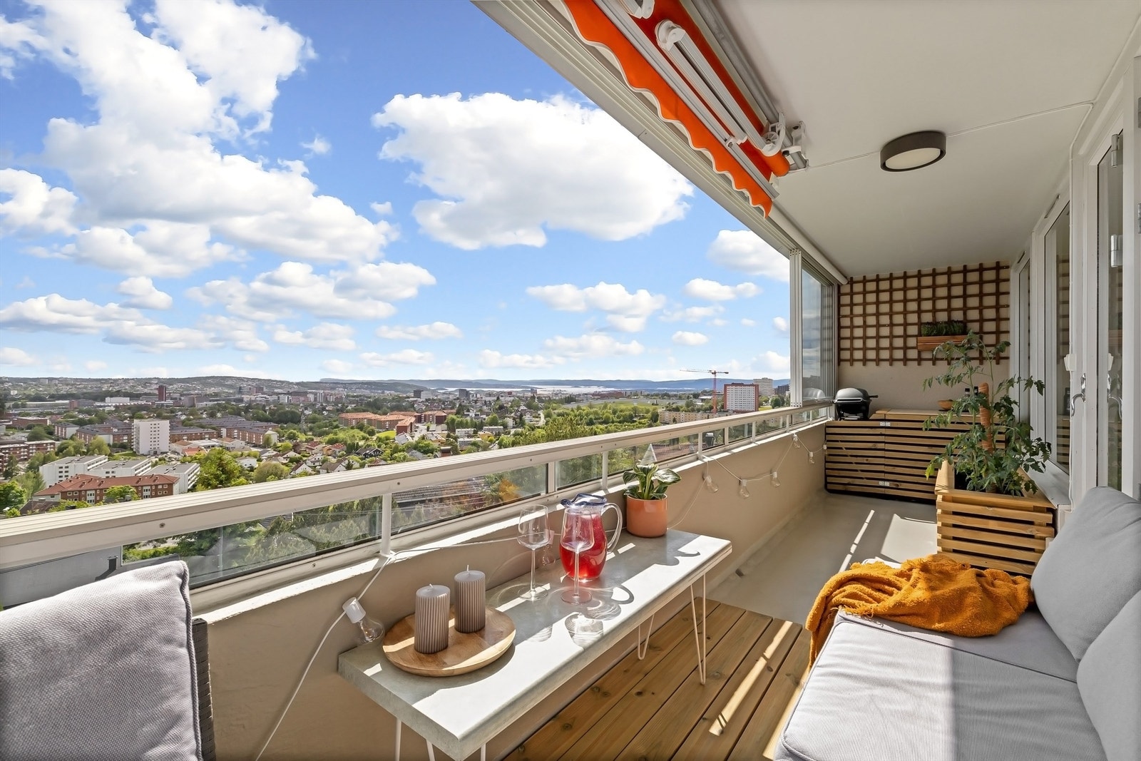 Balkongen er innglasset og fungerer som en herlig utvidelse av stuen med god plass til større sittegruppe og grill Galleribilde