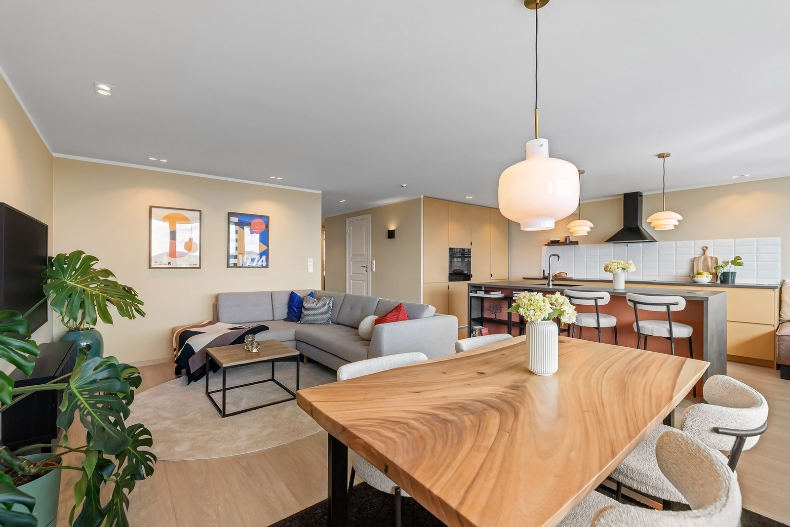 God plass til et hyggelig spisebord ved vinduene i stuen - her kan man nyte morgenkaffen med nydelig utsikt hele året! Galleribilde