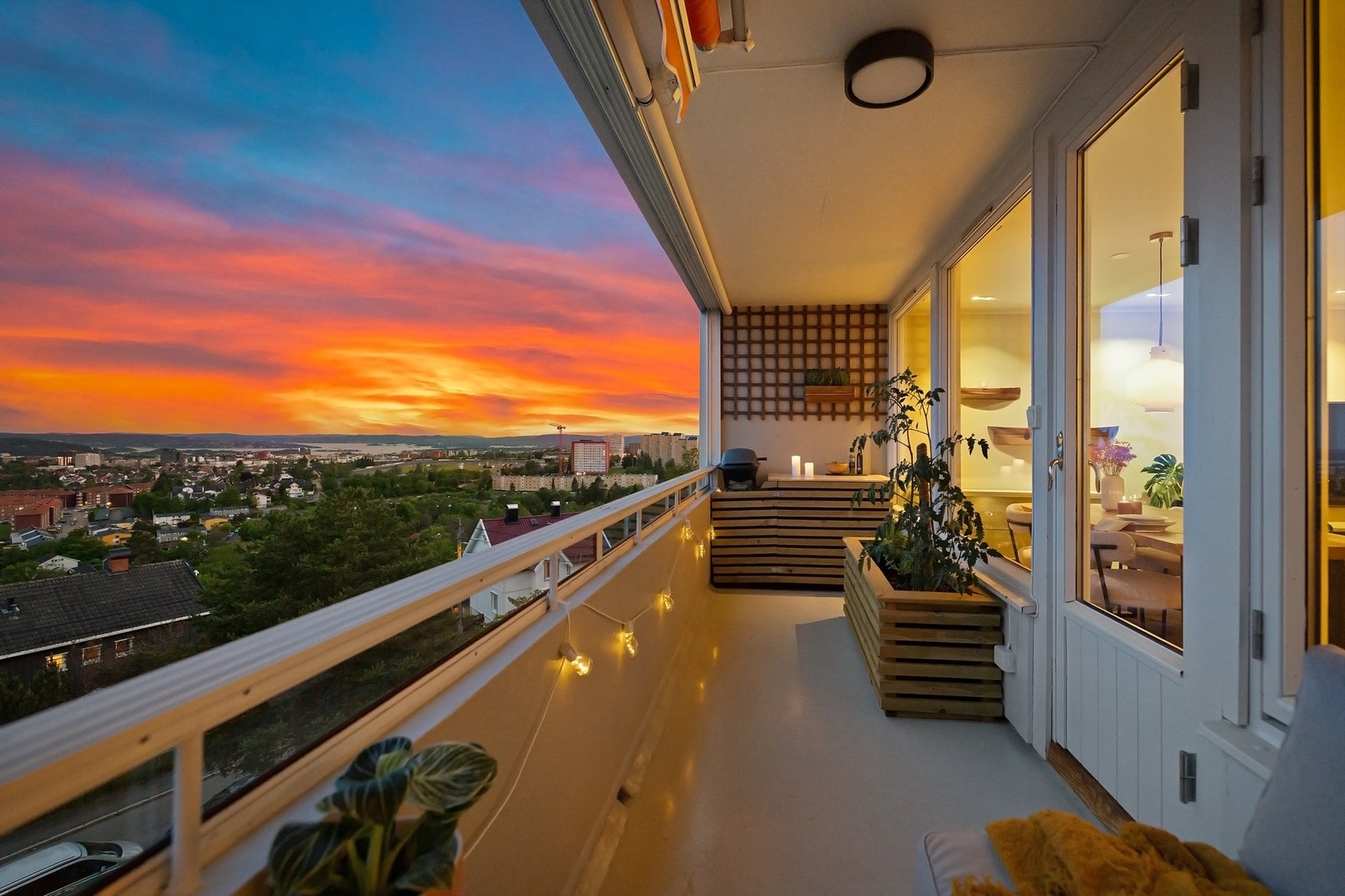 Fra det lekre utekjøkkenet kan du grille og kokkelere mens du nyter den vakre utsikten over Oslo! Galleribilde