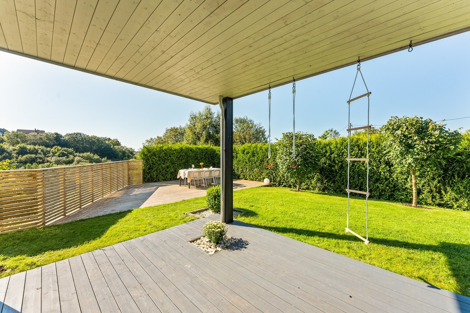 Tekket og delvis overbygd terrasse Galleribilde