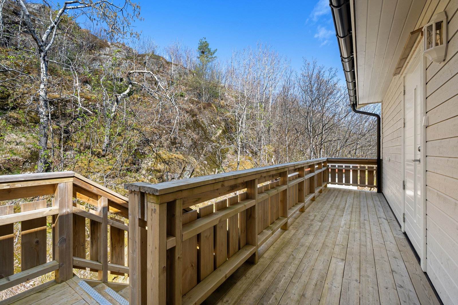 Veranda på baksiden tilknyttet inngangsdøren Galleribilde