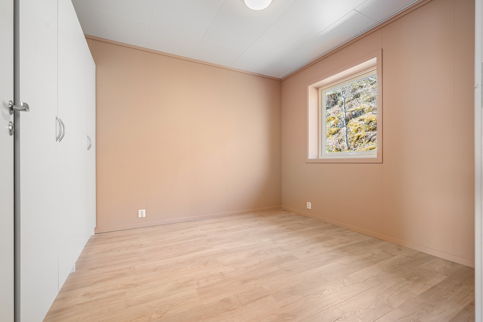 Ett av tre soverom i boligen - god lagringsplass i garderobe Galleribilde