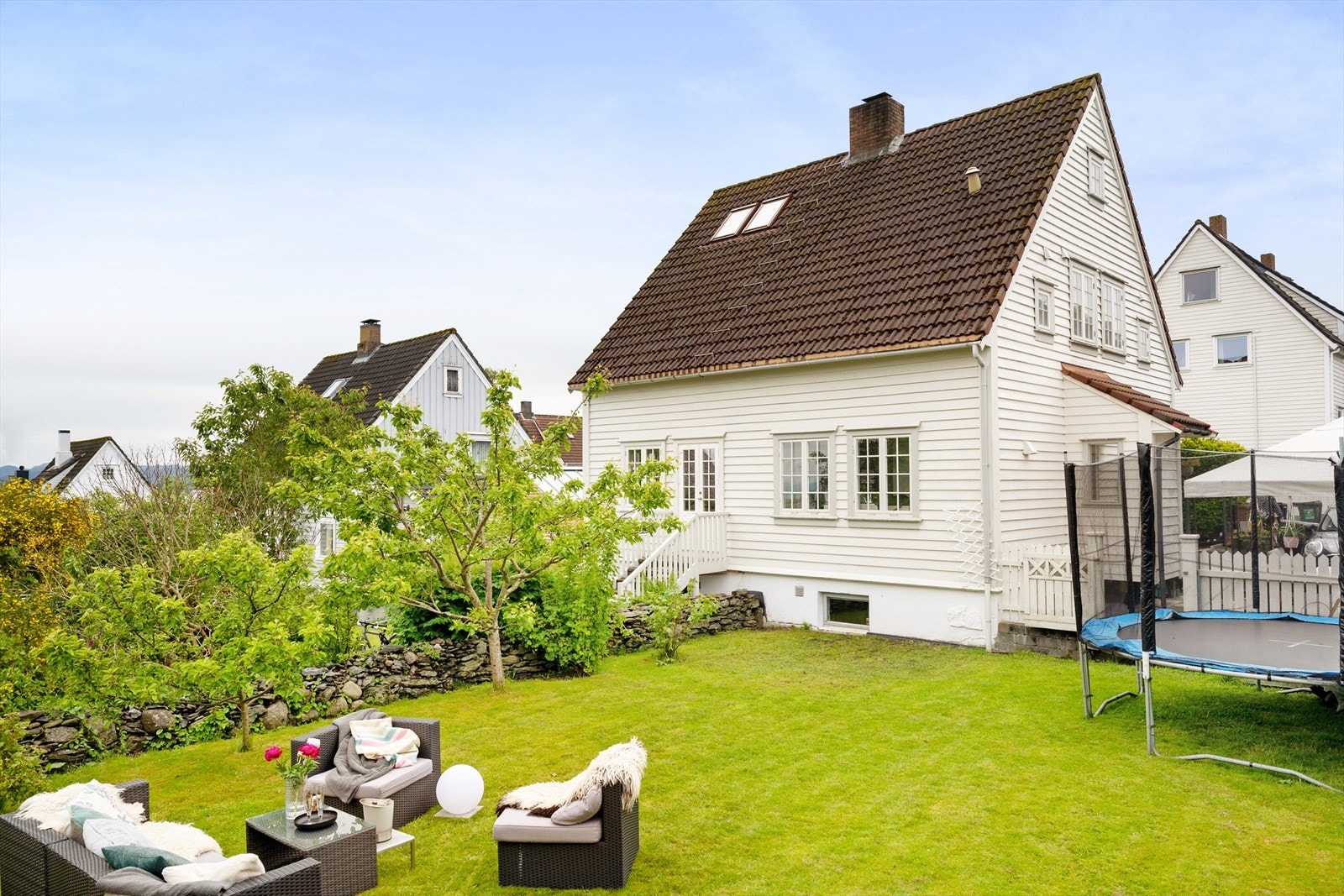 Velkommen til Byfoged Christensens gate 15B, og denne innholdsrike vertikaldelte tomannsboligen. Galleribilde