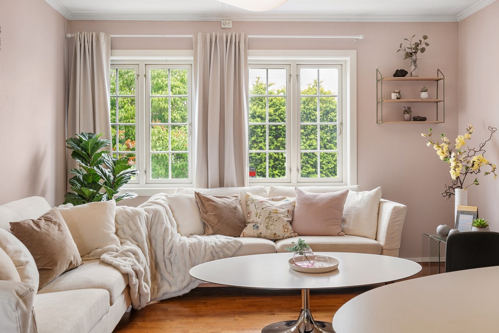 Legg merke til de flotte vinduene, i original stil. Galleribilde