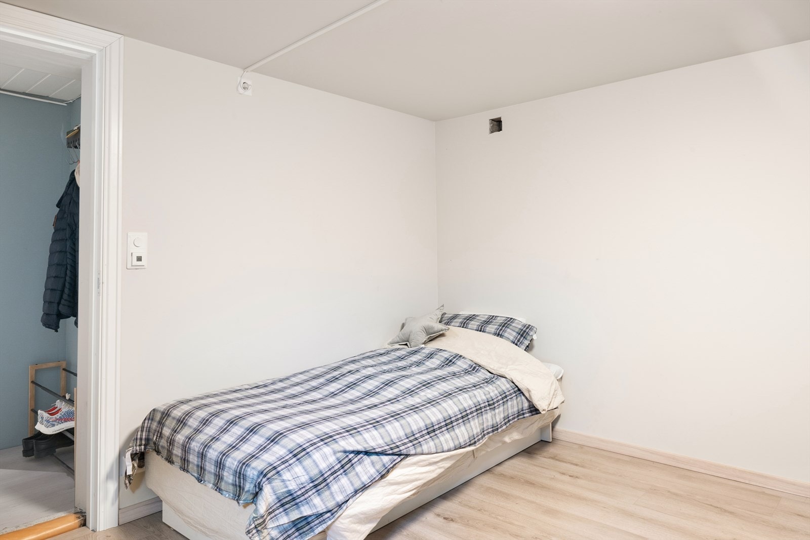 Bi-inngangen i kjelleren leder direkte inn til kjellerstuen, ideelt som ungdomsavdeling. Galleribilde