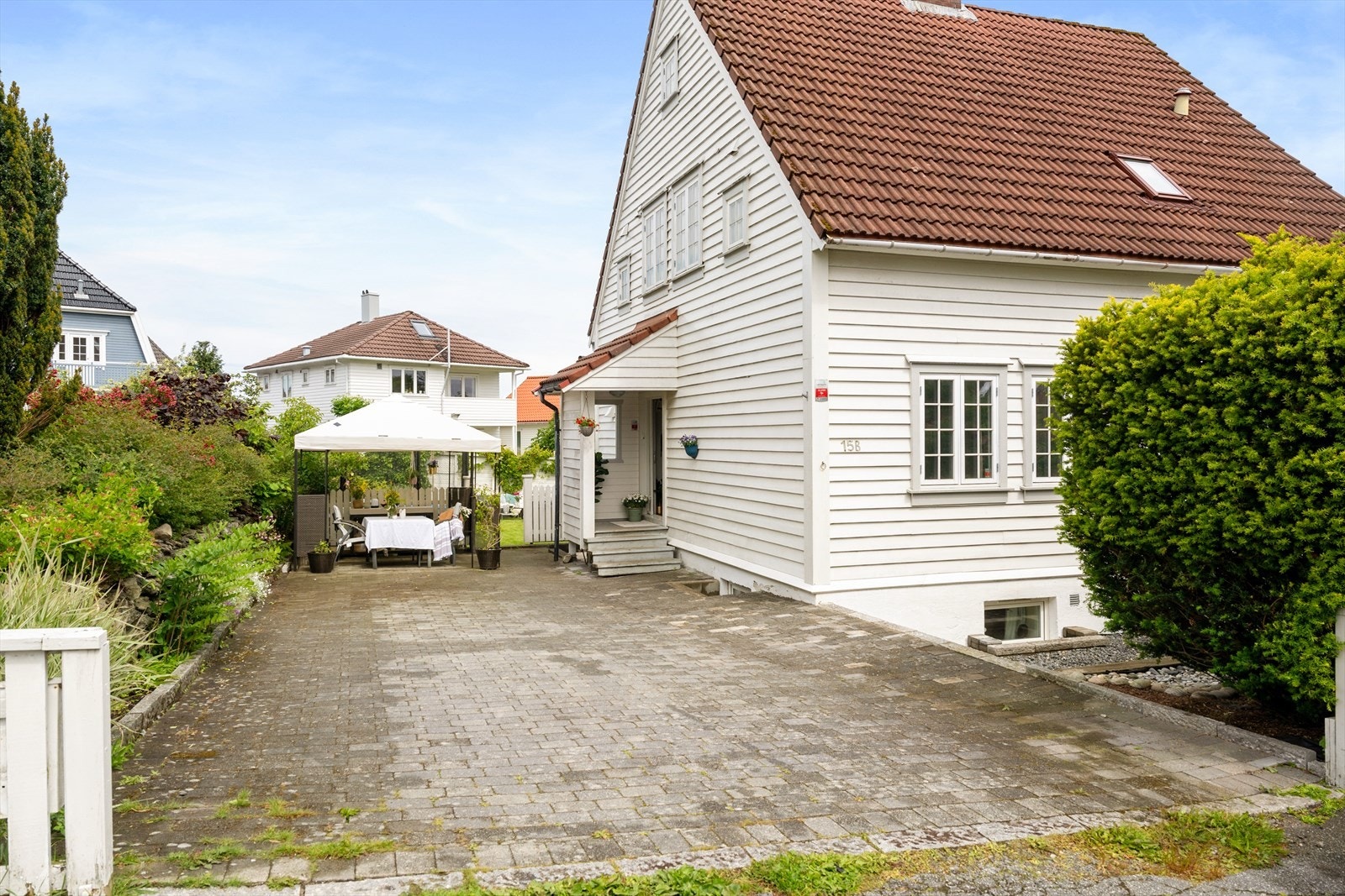 Det er parkering i gårdsrom på egen tomt. Galleribilde