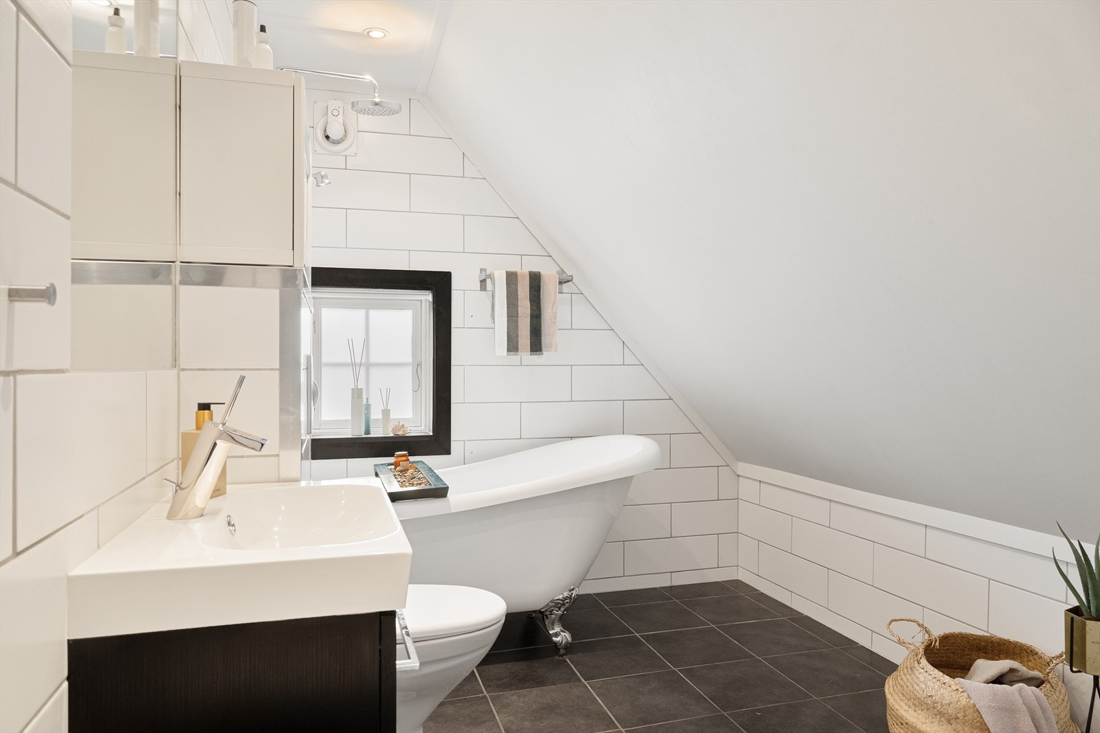 Badet er flislagt og med varmekabler i gulvet. Galleribilde