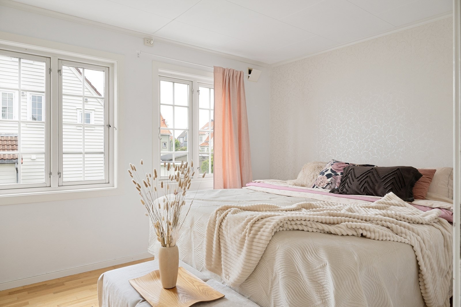 Hovedsoverommet er romslig og byr på god plass til både seng og nattbord. Galleribilde