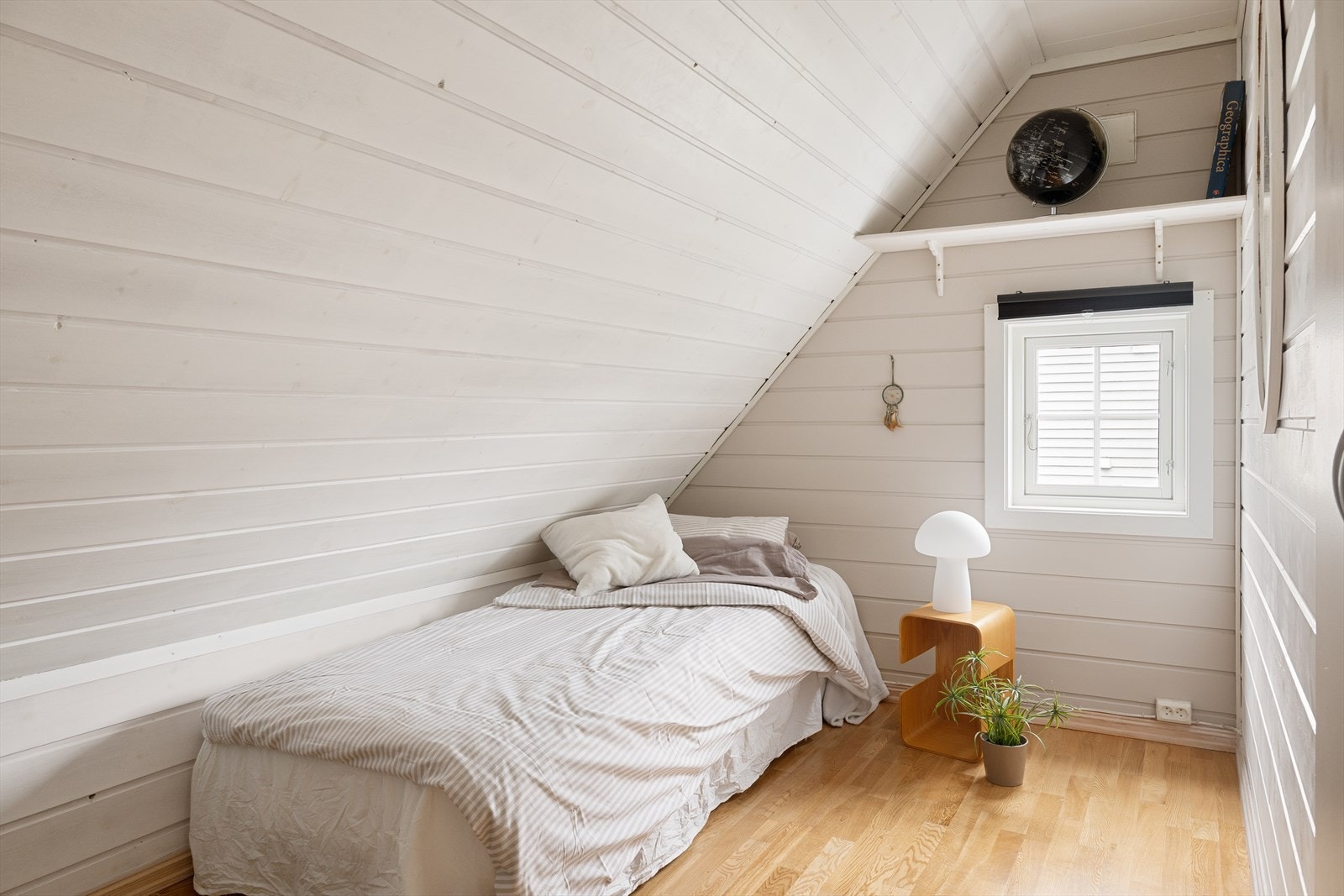 Soverom nr. 2 har også plass til ønsket møblement og er et perfekt gjesterom eller barnerom. Galleribilde