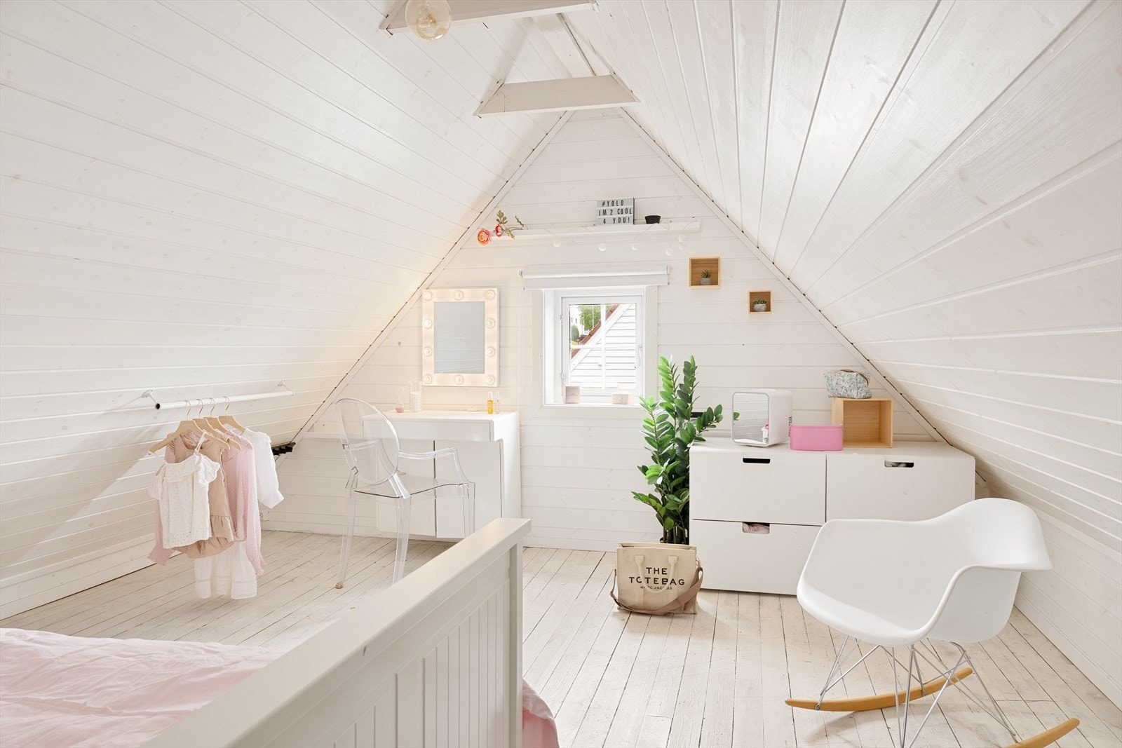 Loftet er kun beskrevet som loft på tegninger. Etasjen er innredet til soverom (ikke godkjent). Galleribilde