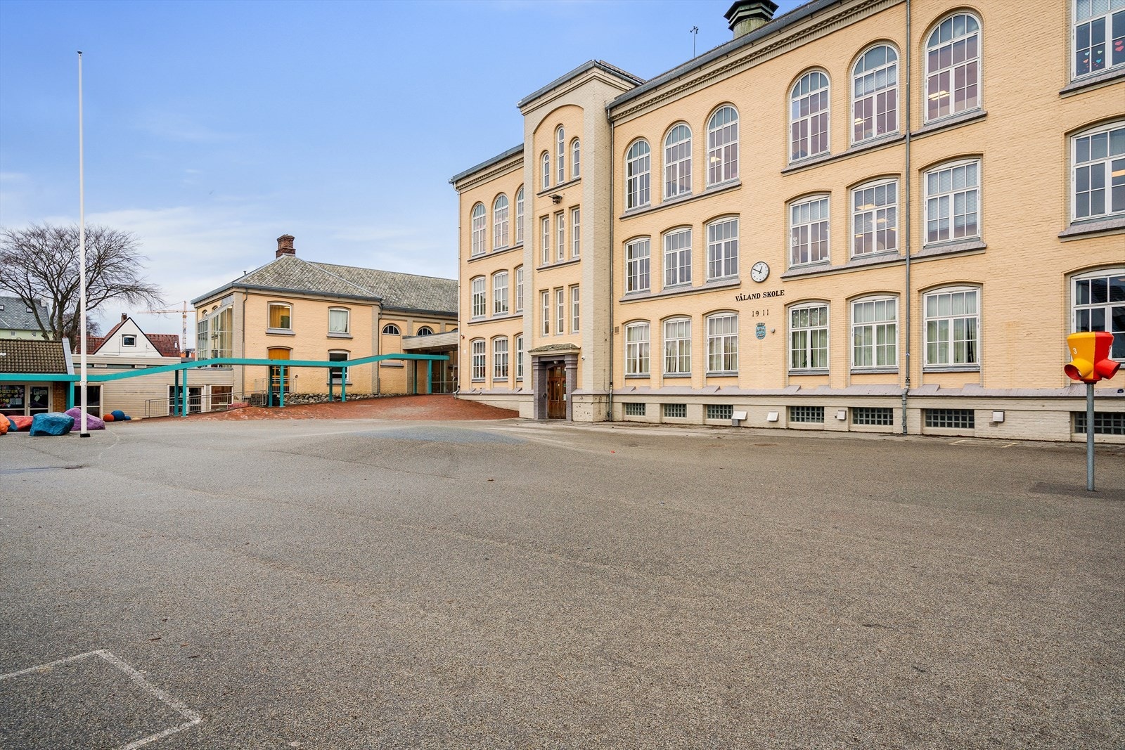 Det er ca. 850 meter å gå til Våland skole (1.-7. klasse) Galleribilde