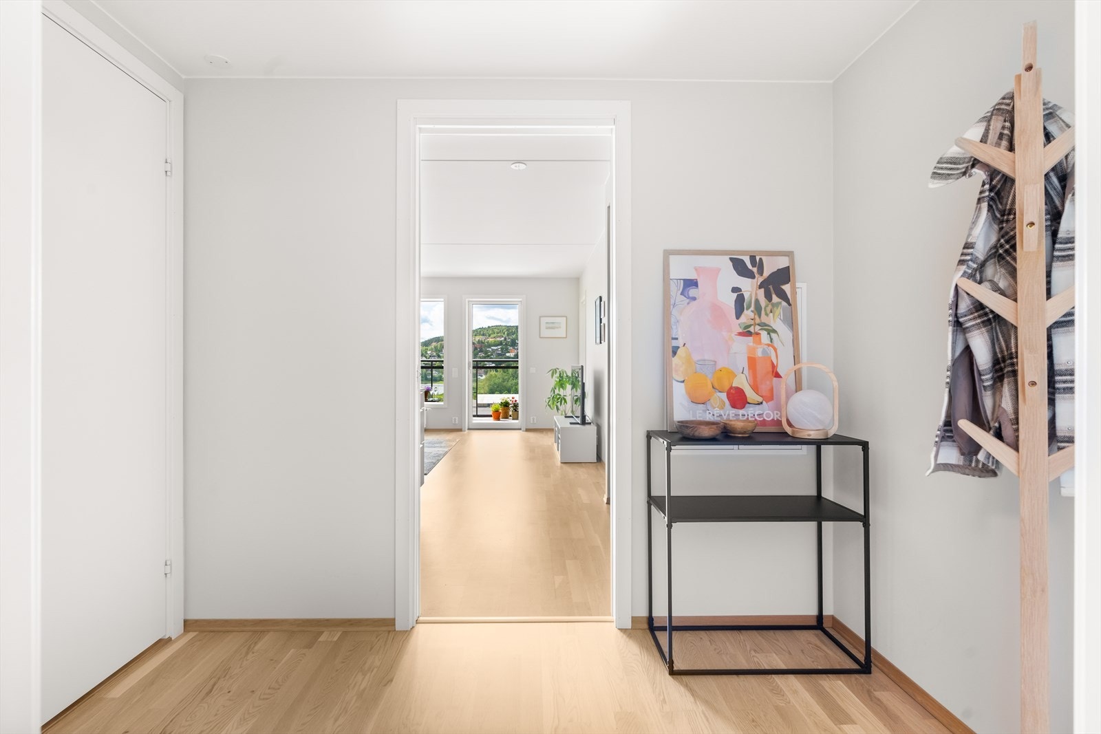 Her ønskes du velkommen inn i en lys og luftig entré, et godt førsteinntrykk av boligen! Galleribilde