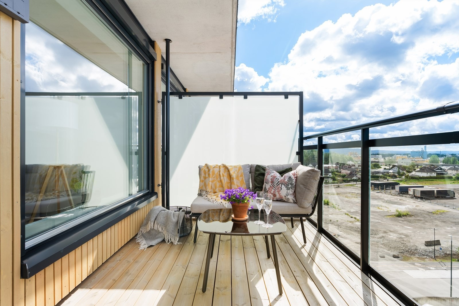 God plass til sittegruppe, grill og beplantning. Galleribilde