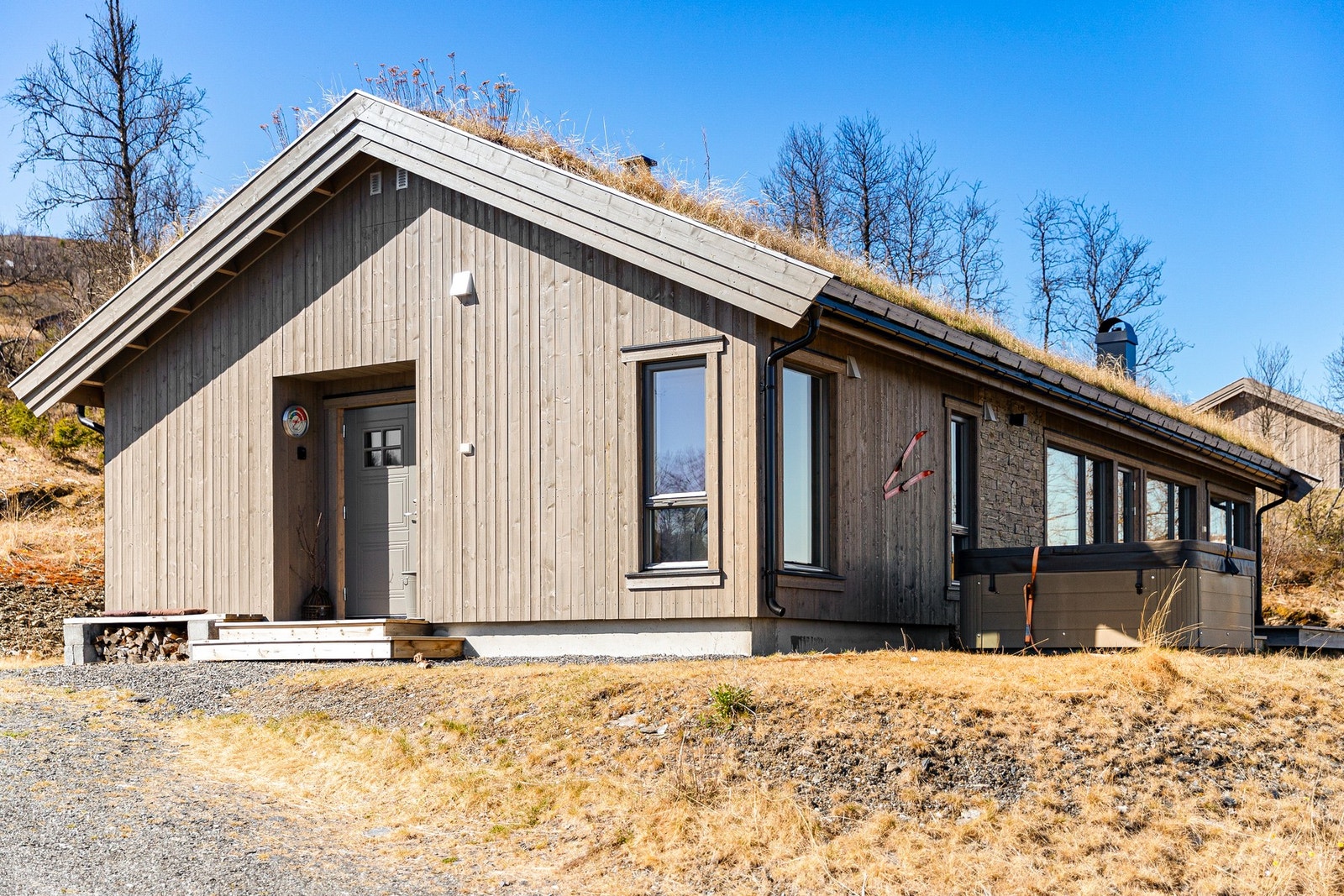 I jaccuzzien like utenfor hytta kan livet nytes Galleribilde