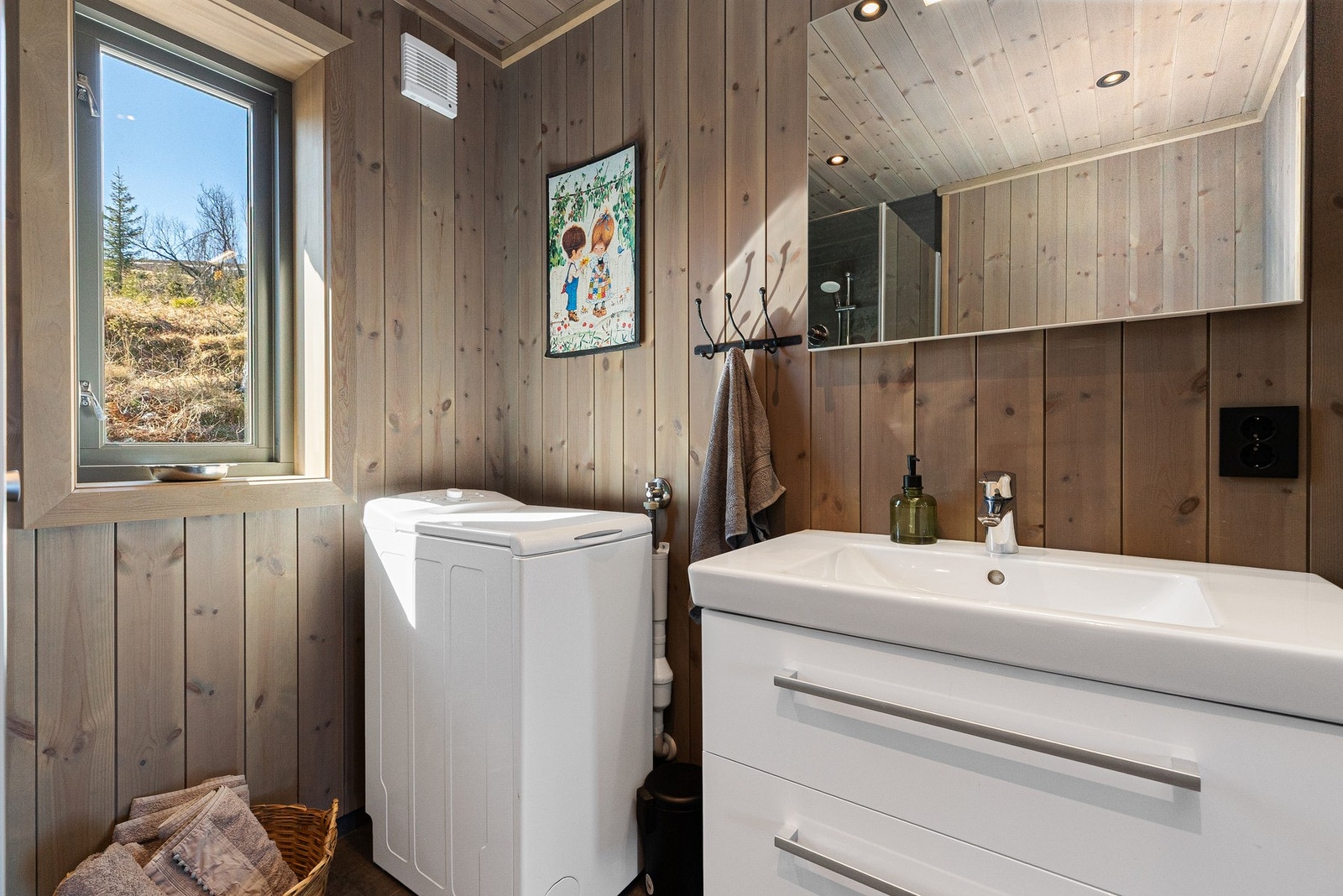 Flislagte gulv og dusjvegger, panel forøvrig på vegger Galleribilde