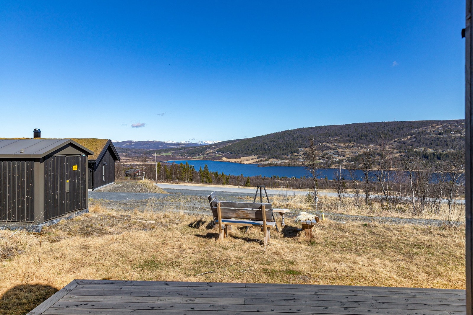 Sittegruppe og bålpanne med nydelig utsikt mot Vasetvannet og Jotunheimen Galleribilde