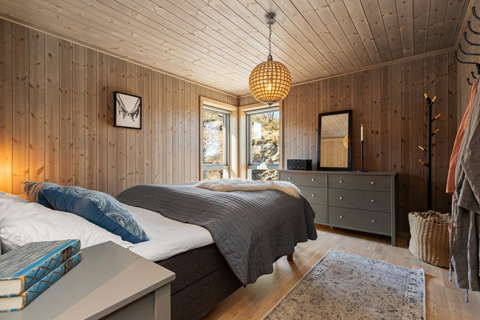 Kommode og knagger gir god plass til oppbevaring Galleribilde