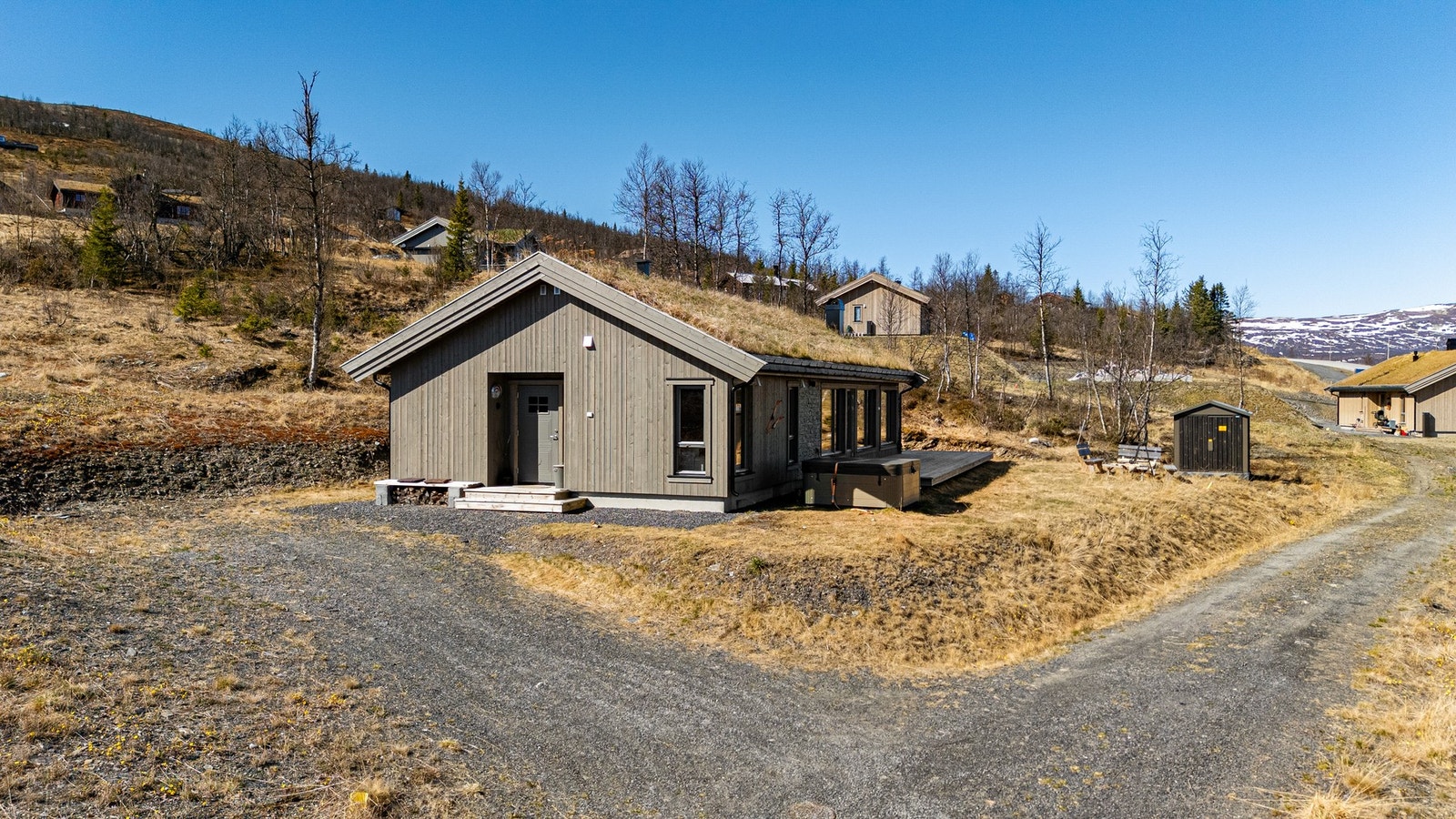 Gruset gårdsplass med plass til flere biler Galleribilde