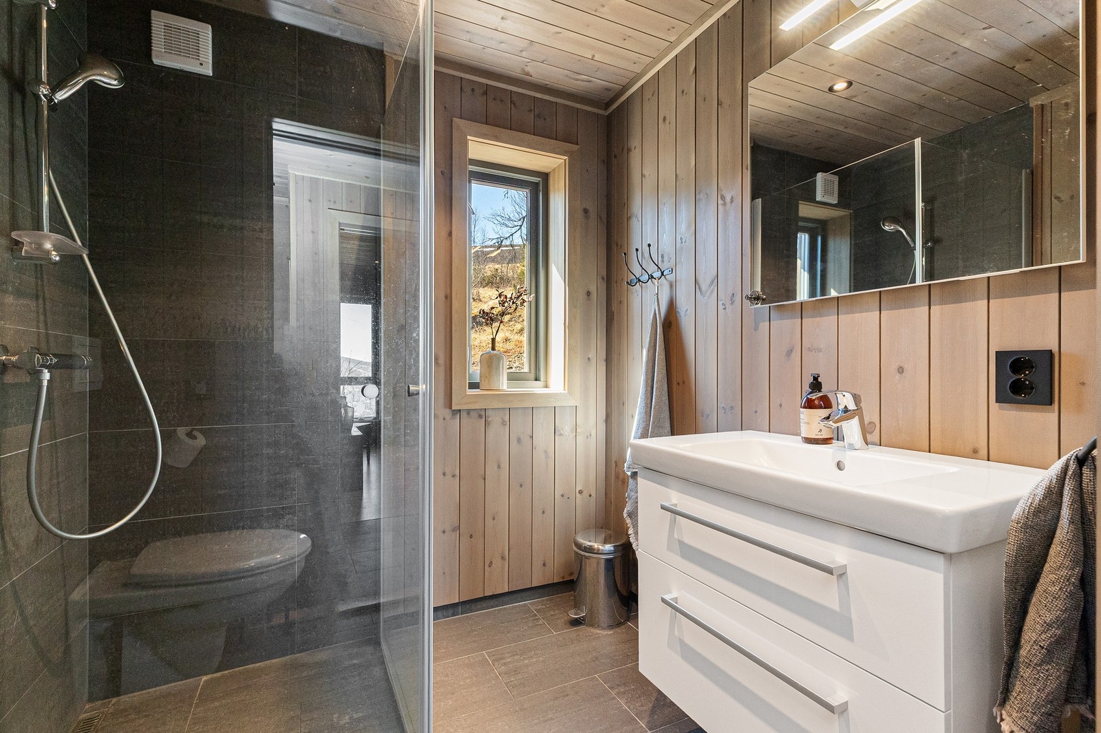 Det er to bad på hytta Galleribilde