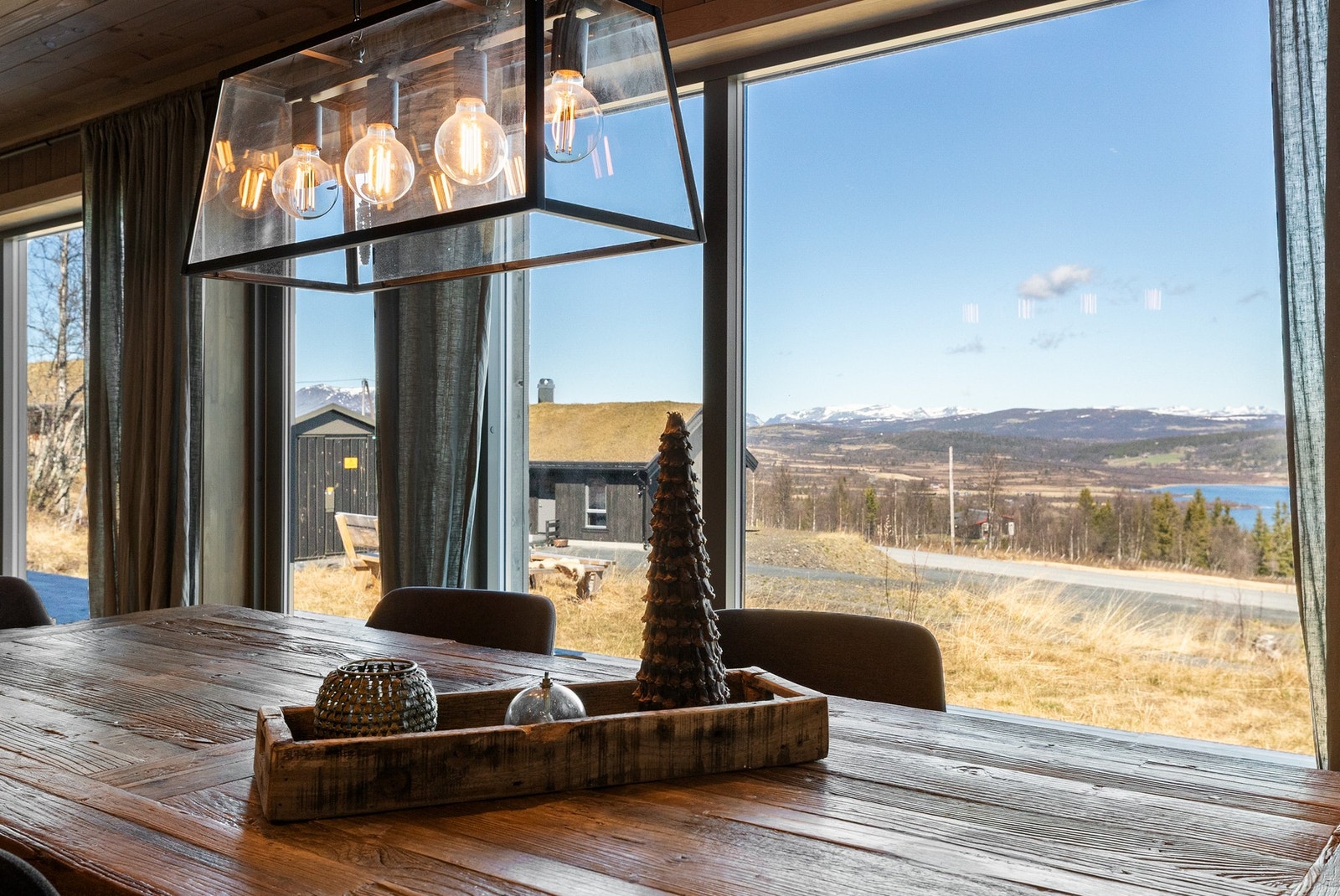 Store vindusflater gir flott utsikt Galleribilde