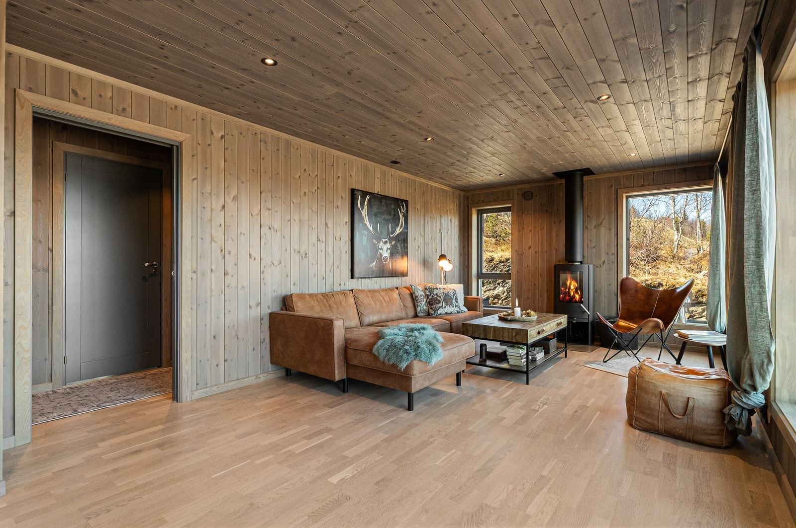 Romslig stue med store vindu som gir mye dagslys Galleribilde