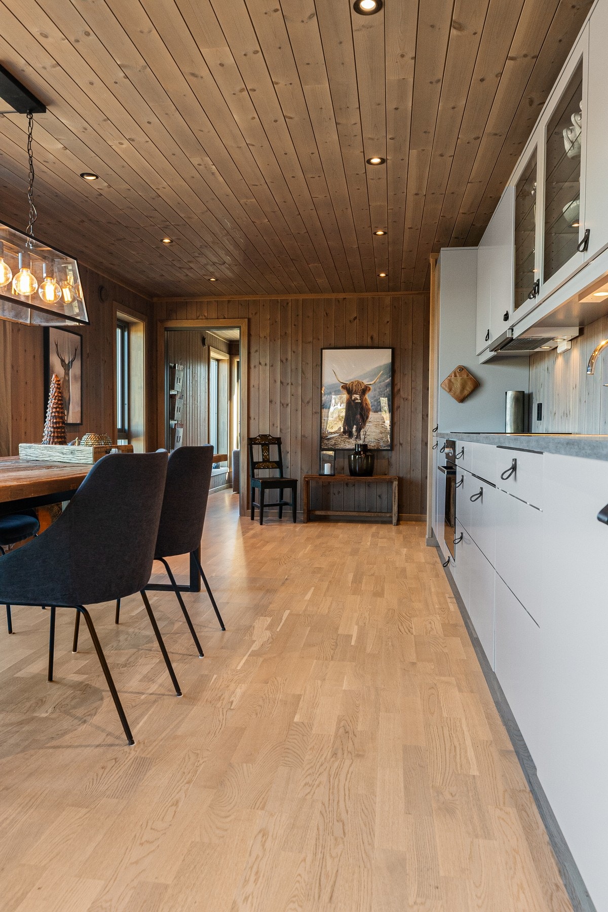 Praktisk kjøkken med laminert benkeplate Galleribilde