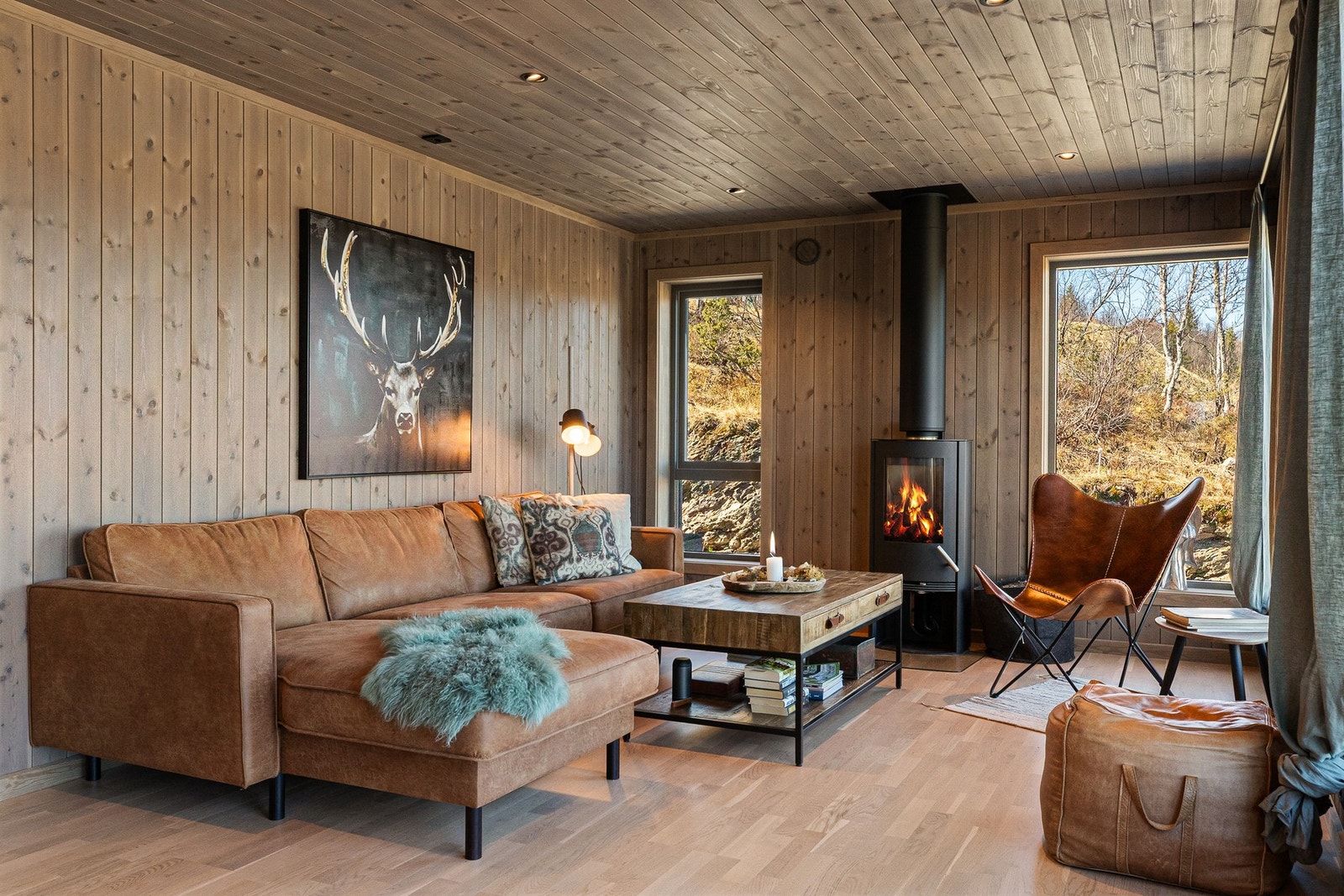 Hytta selges delvis møblert, og her ligger alt til rette for god stemning Galleribilde