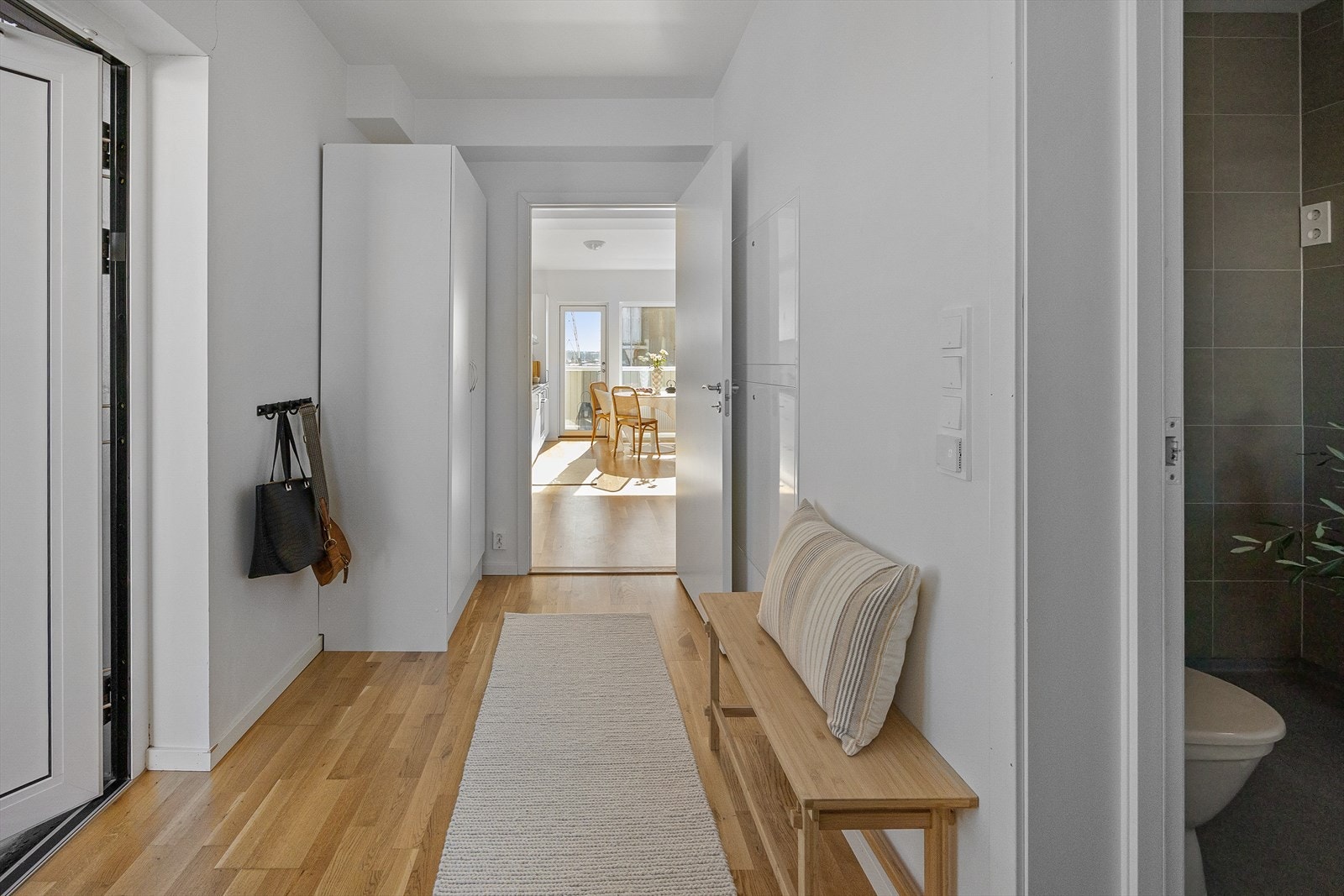 Lys og innbydende gang med praktisk planløsning og god plass til oppbevaring. Galleribilde