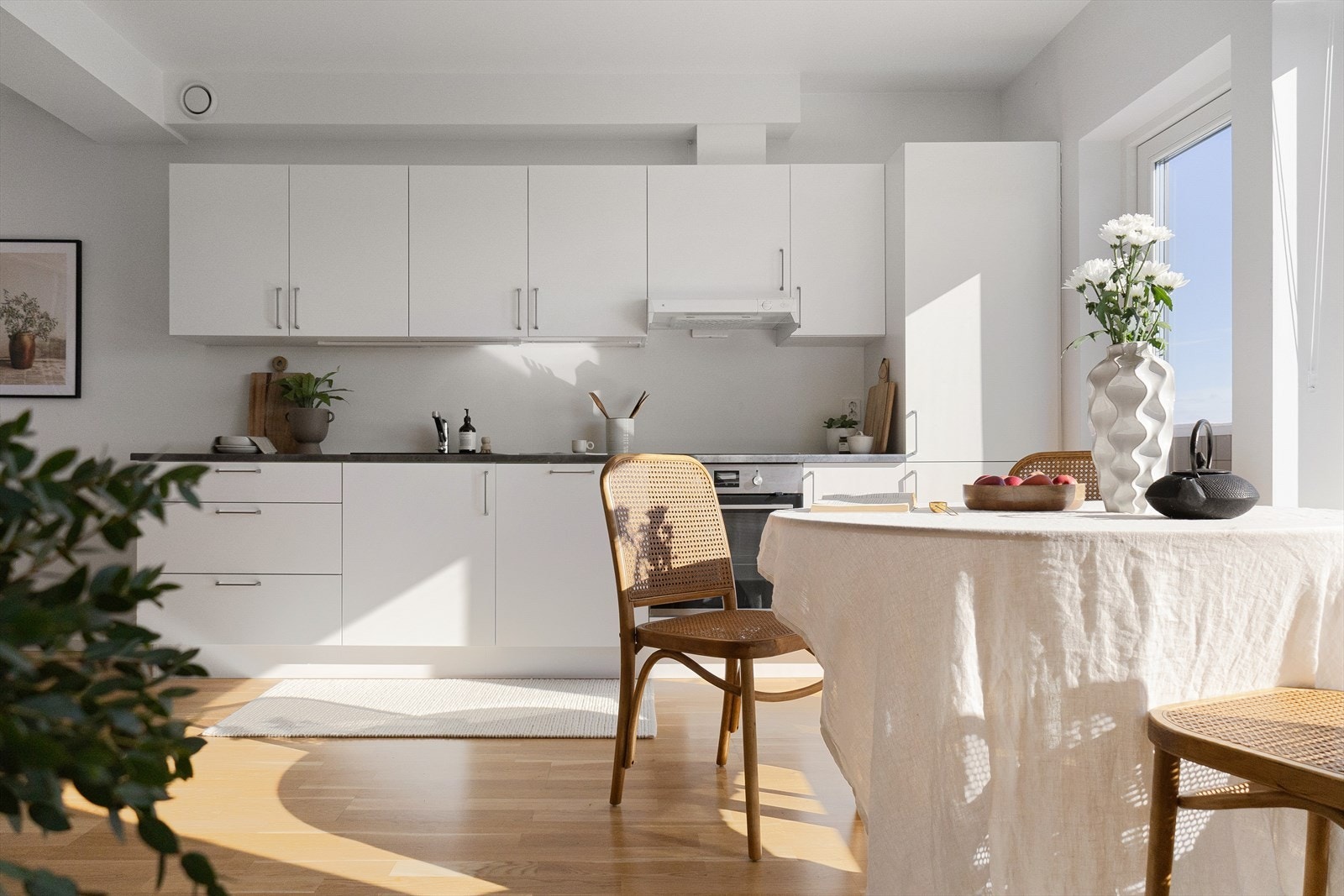 Moderne og funksjonelt kjøkken fra Strai - stilrene fronter, godt med benkeplass og integrerte hvitevarer. Galleribilde