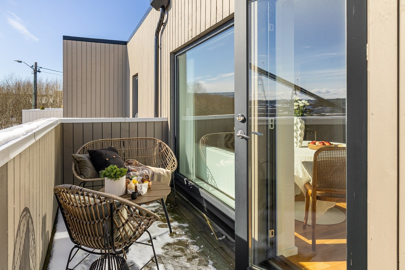 Veranda på 13 kvm med gode solforhold - en fin forlengelse av stuen med plass til utemøbler. Galleribilde