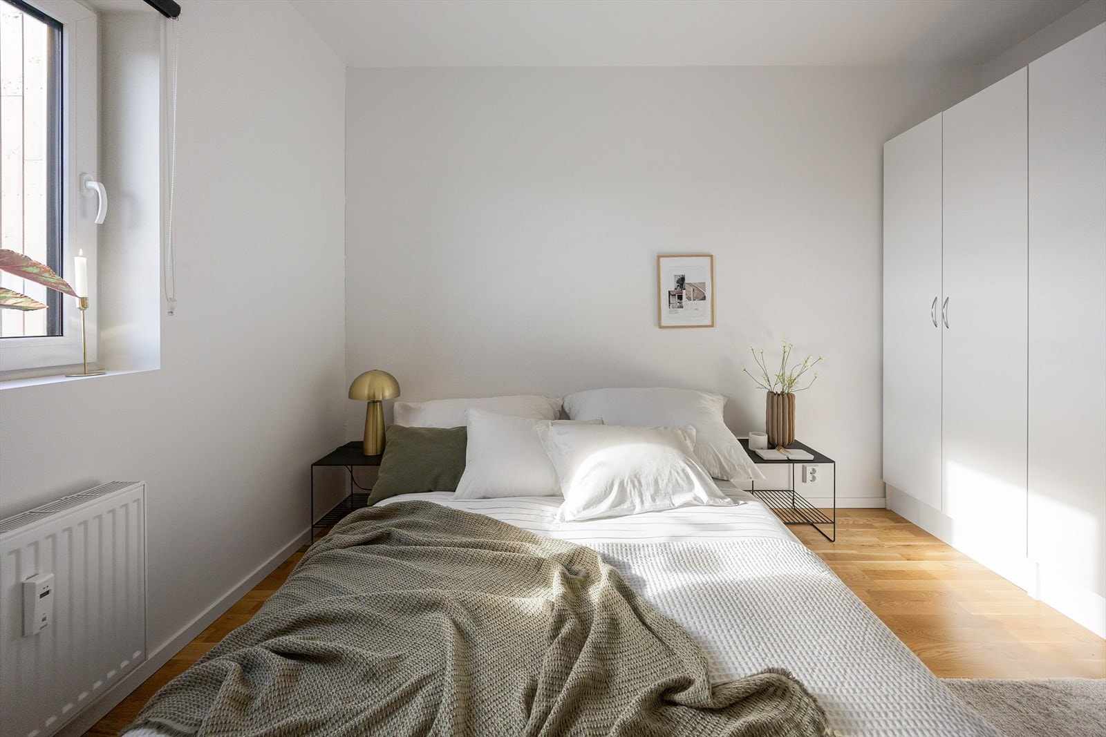 Romslig hovedsoverom med god plass til både seng og oppbevaringsløsninger. Galleribilde