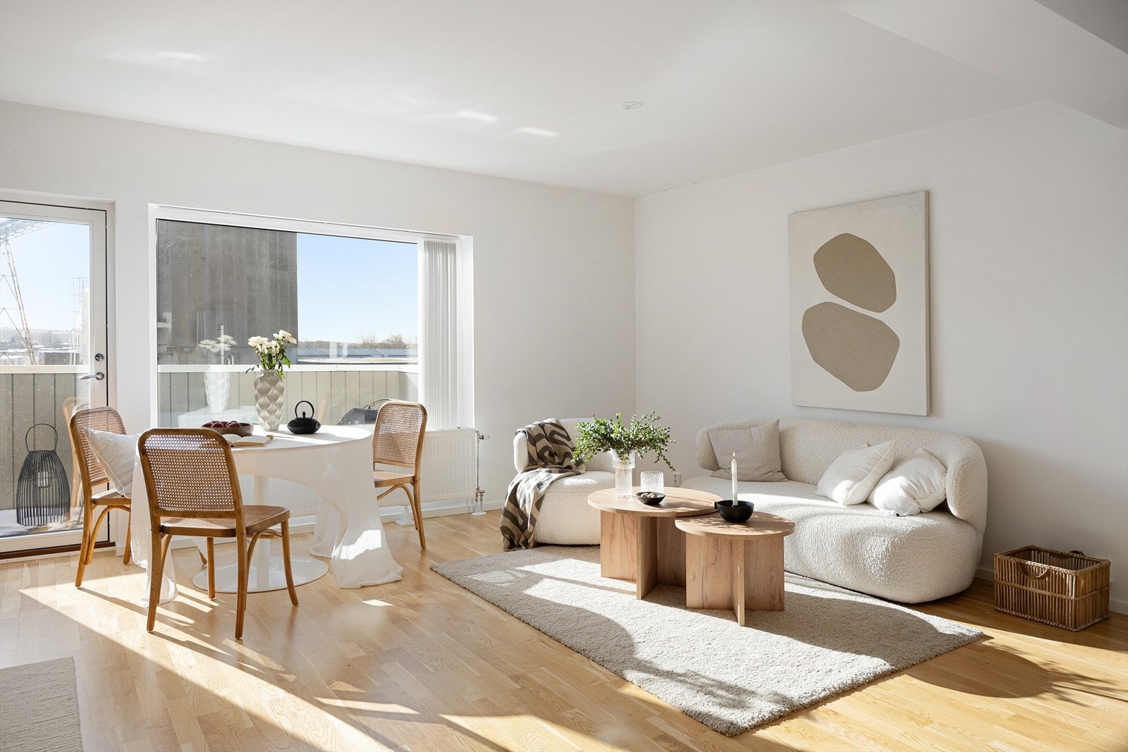 Lys og romslig stue med store vindusflater som slipper inn rikelig med dagslys og gir en luftig atmosfære. Galleribilde