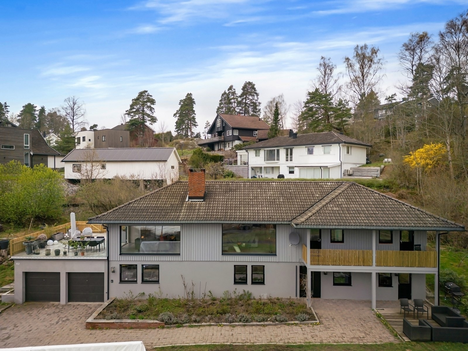 Flott enebolig over 2 plan Galleribilde