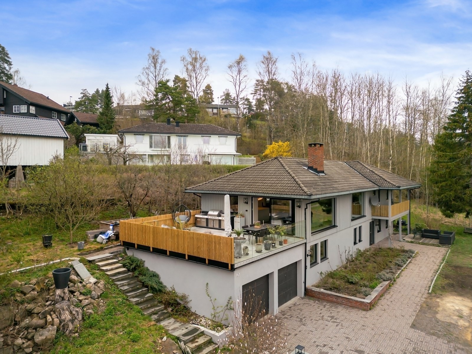 Flott enebolig over 2 plan med dobbel garasje, balkong og terrasse. Galleribilde