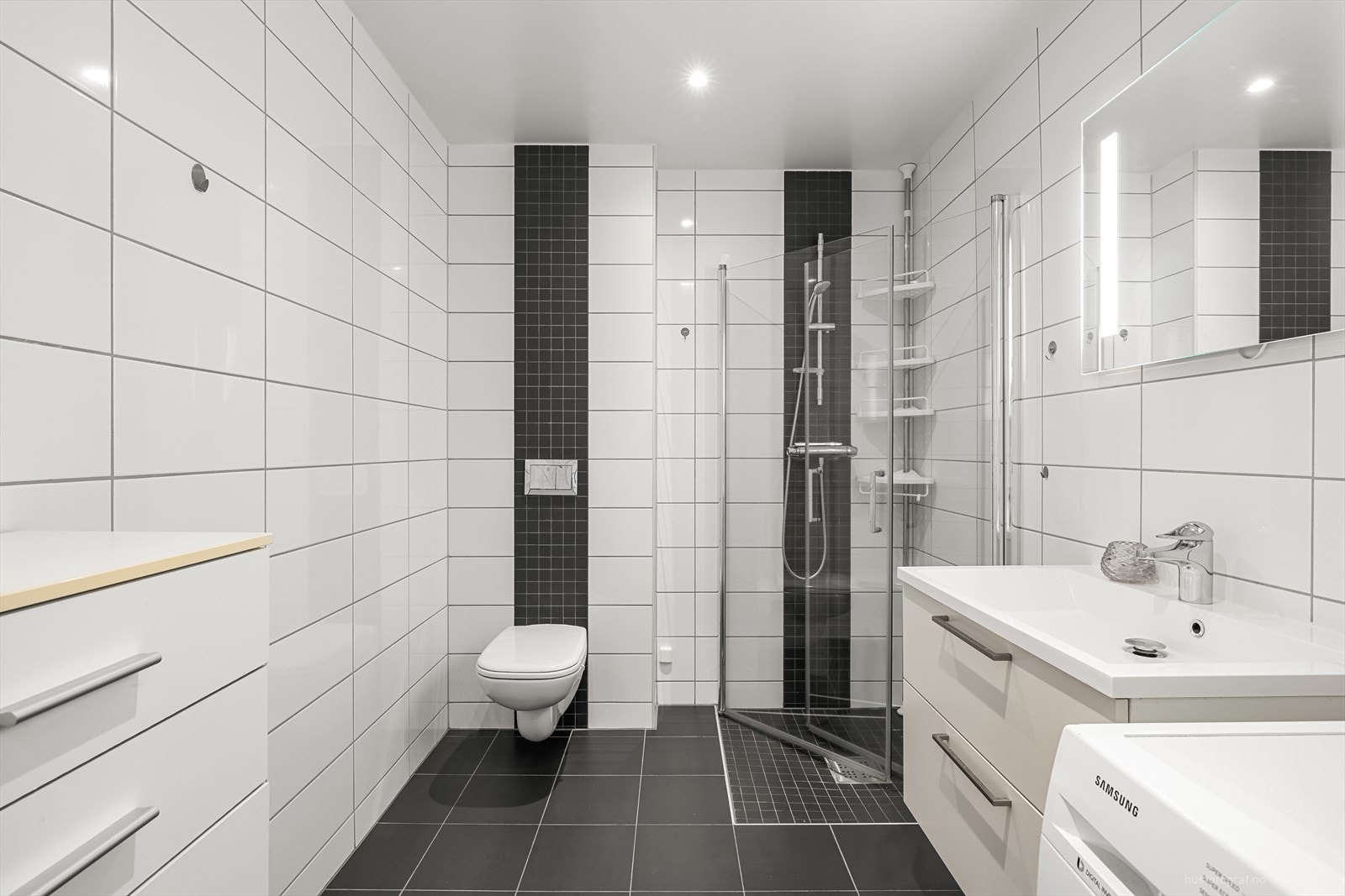 Flislagt, delikat bad med varme i gulv. Galleribilde