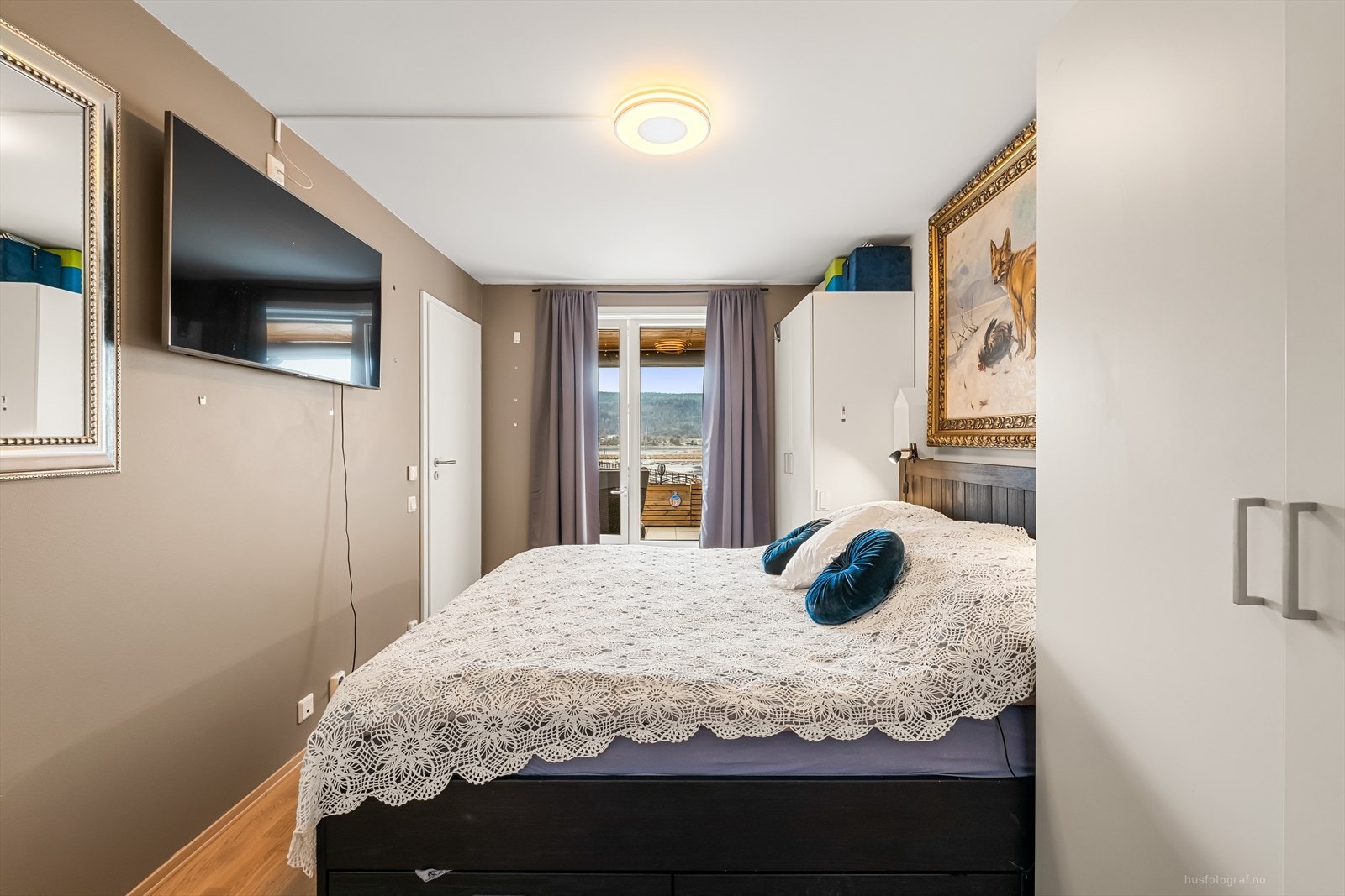 Stort soverom med god plass til dobbeltseng og utsikt mot fjorden. Galleribilde