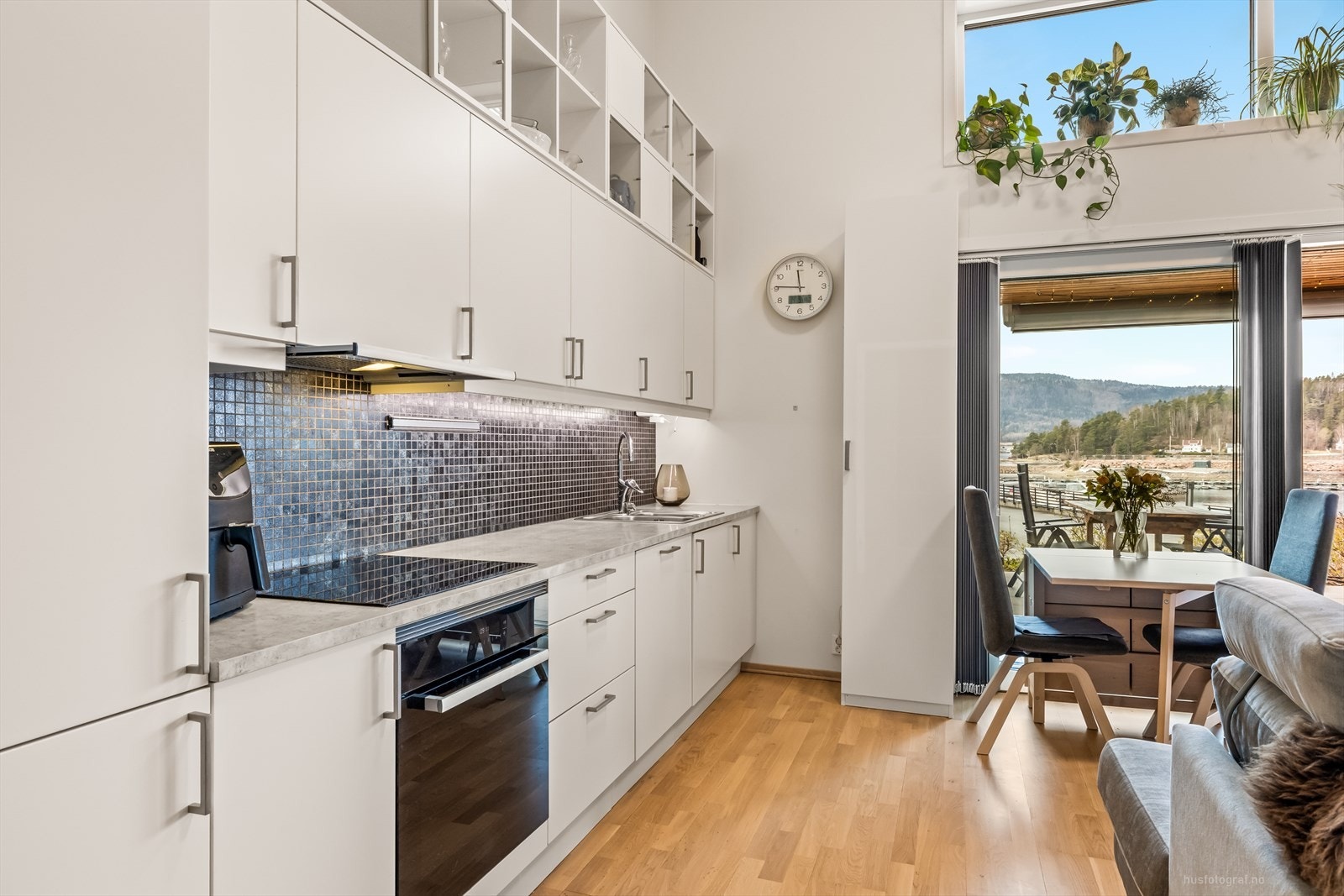 Er delikat kjøkken, med oppbevaring i høyde. Galleribilde